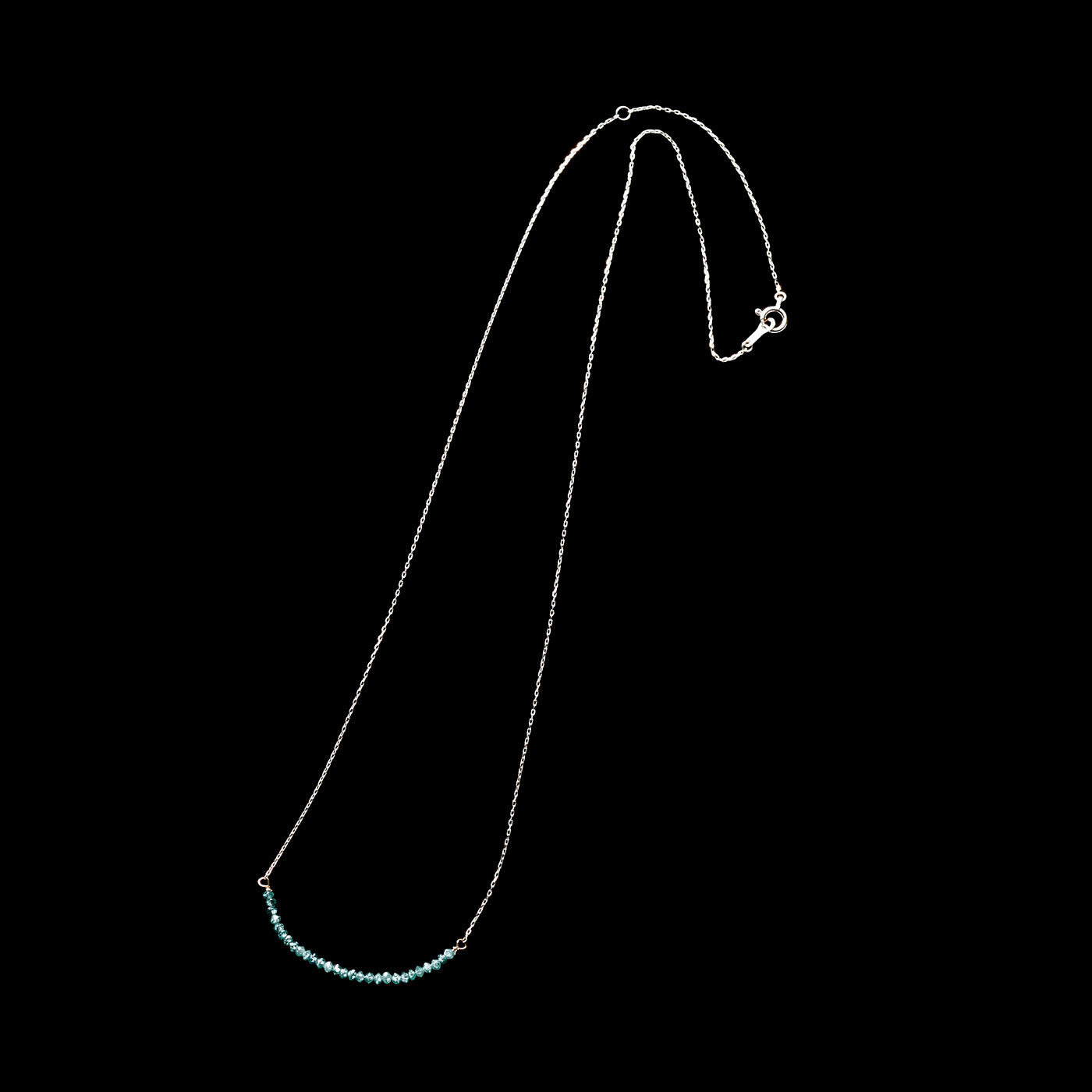 フェリシモギフトショップ|ＬＸ[フェリシモルクス]　オンリーワンの輝き　極小アバカスカットダイヤモンド10金ネックレス〈ブルーグリーン〉|ダイヤモンドの原石を小さな粒カットに仕立て、特別な熱処理などで美しい色目になるようトリートメントした後、10金ワイヤーで繋いだネックレスです。