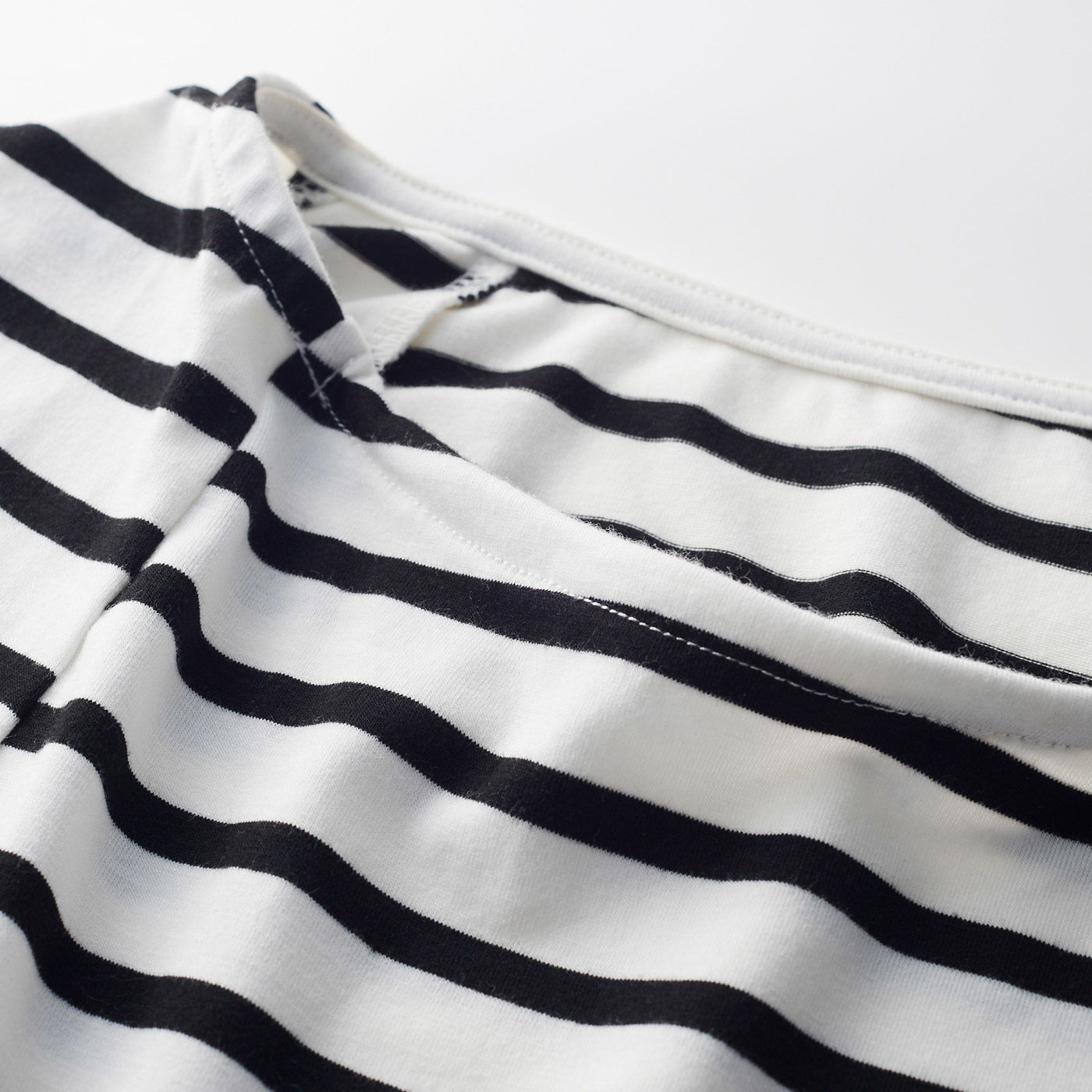 フェリシモギフトショップ|Moredde　ワイヤー入りの衿ぐりで安心　ストレッチカットソーで３６０度すっぽり覆うポケッタブル授乳ケープ〈オフホワイトボーダー〉|衿ぐりにワイヤー入りでダレにくい。