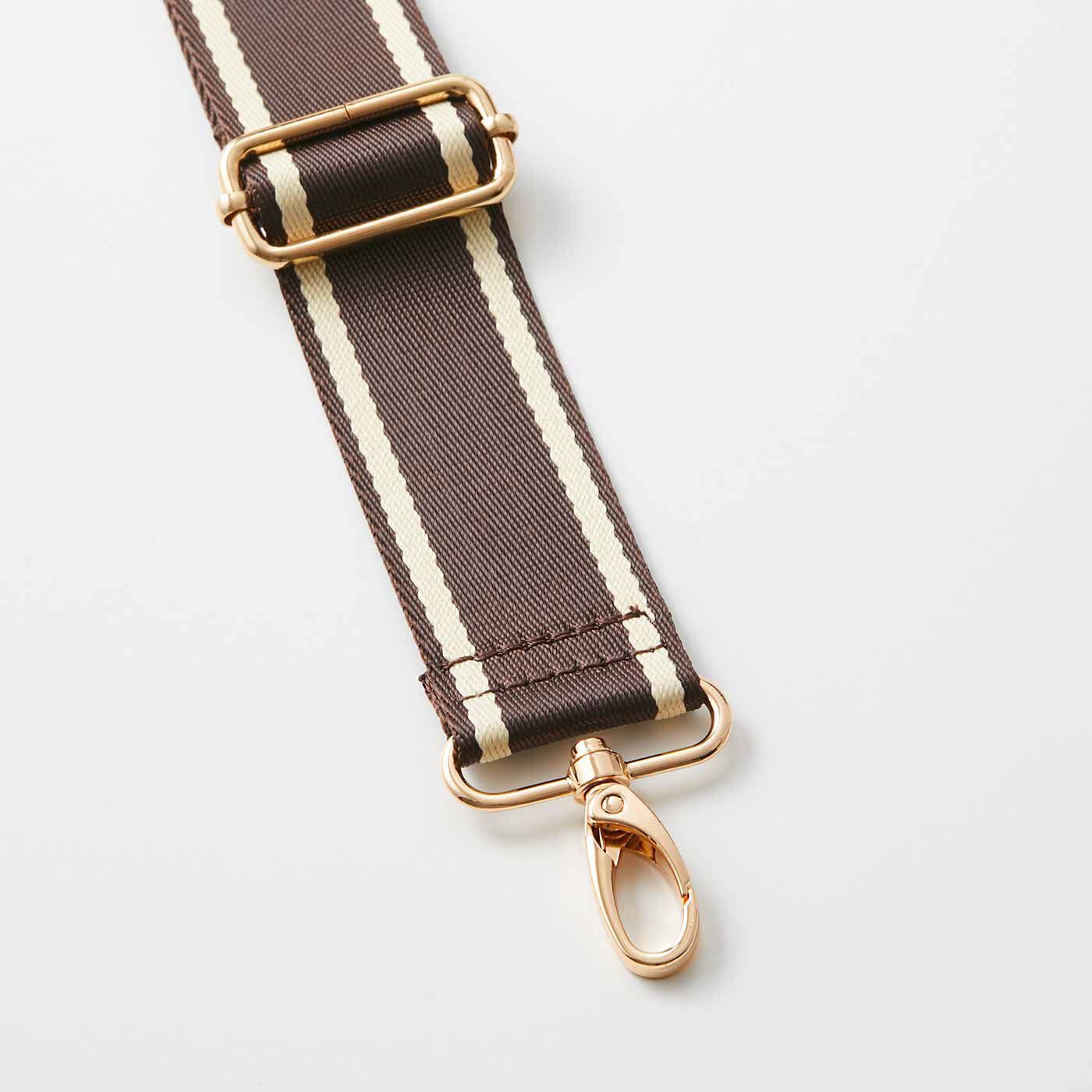 フェリシモギフトショップ|ラミプリュス　チョコレートバイヤー みりとコラボ　荷物を仕切ってすっきり収納Tトート〈チョコ刺しゅう／ミニ〉|付け外しができるショルダーストラップ。ライン柄がアクセントでかわいい♪