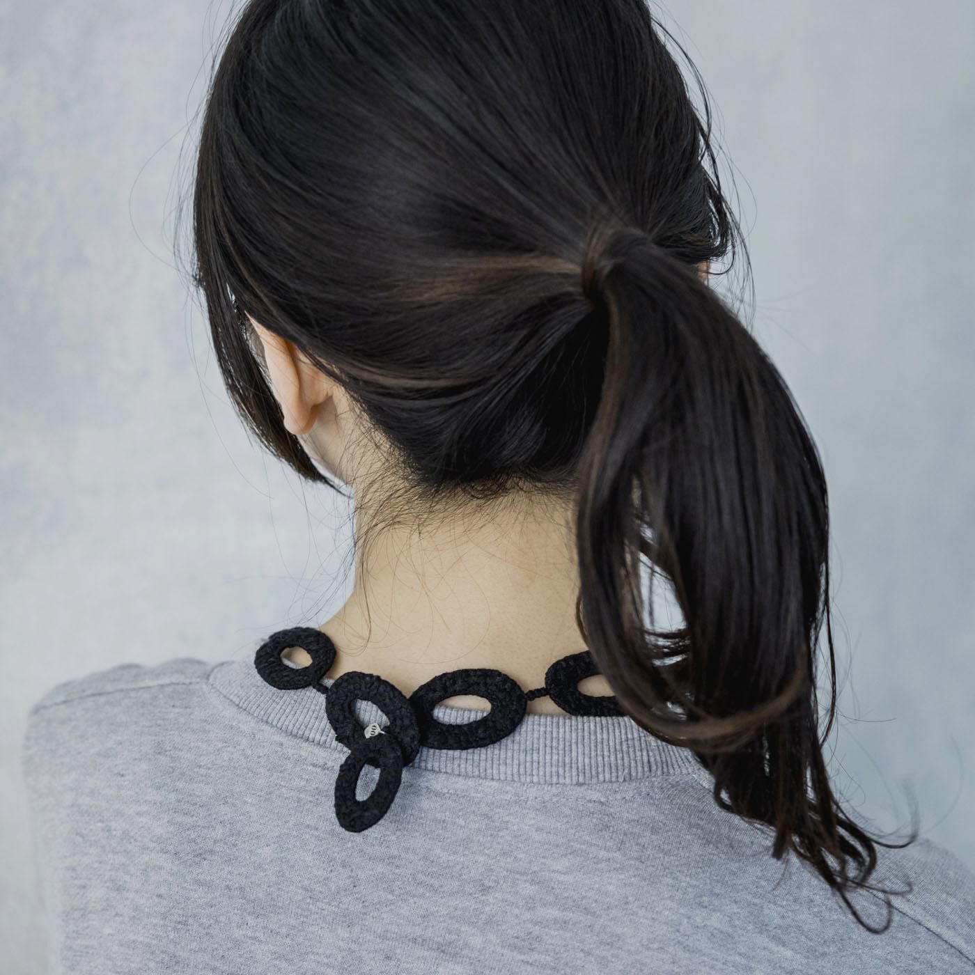 フェリシモギフトショップ|群馬の刺繍工房が作った 糸の宝石のオーバルショートネックレス〈ブラック〉[日本製]