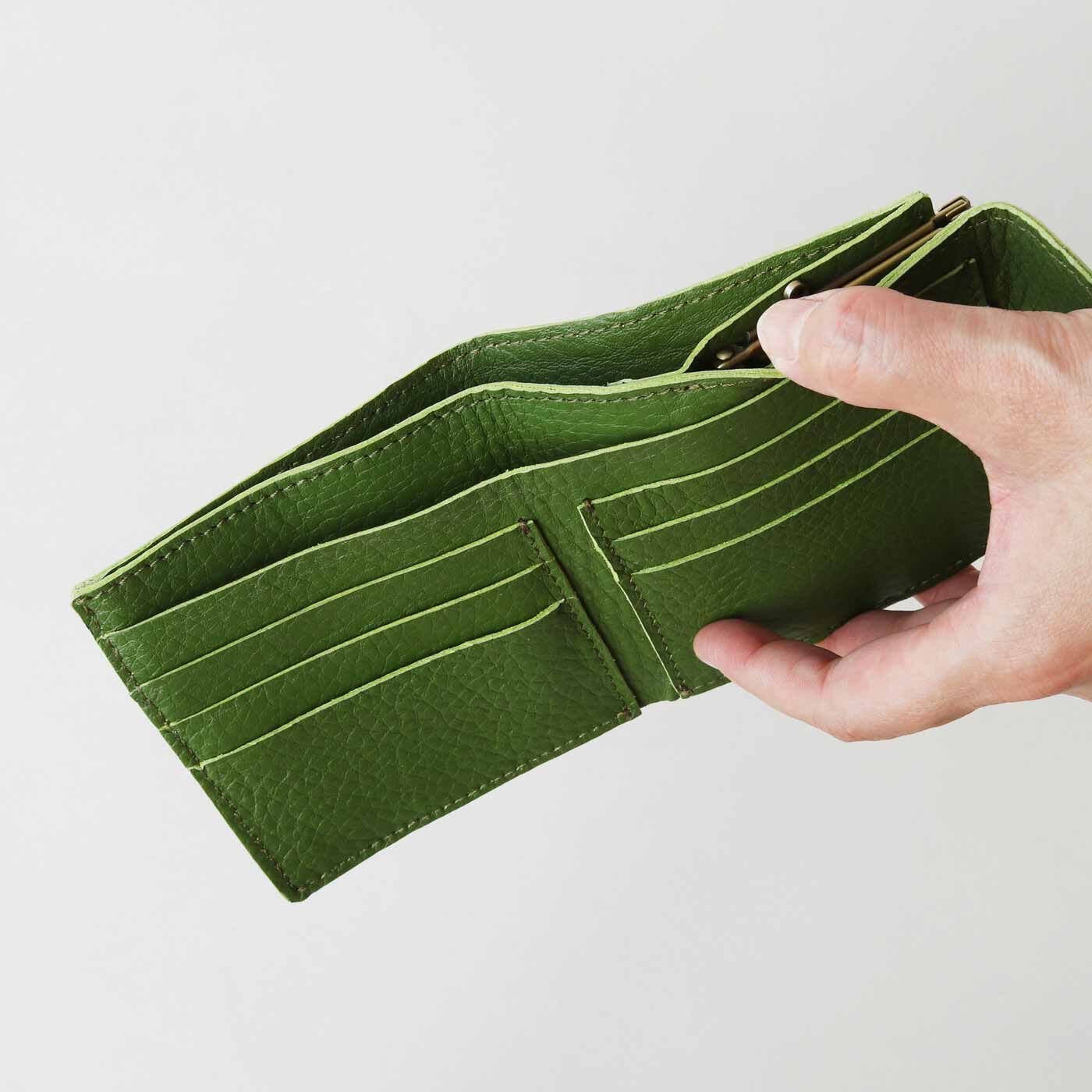 フェリシモギフトショップ|福岡の鞄作家が作った 職人本革のエンベロープウォレット〈スモーキーグリーン〉|薄く漉いた革を縫い合わせているので、ポケット部分に革が何枚も重なっていてもお財布全体は軽やかです。