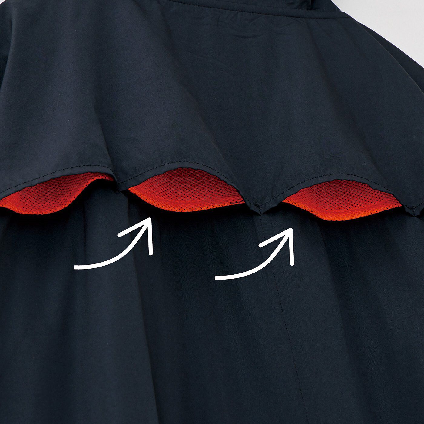 フェリシモギフトショップ|田中美保さん&times;ラミプリュス　コクーンシルエットも楽しめる　やわらか撥水（はっすい）コート〈ブラック&times;オレンジメッシュ〉|背中のヨーク下はメッシュ素材で通気性よく。