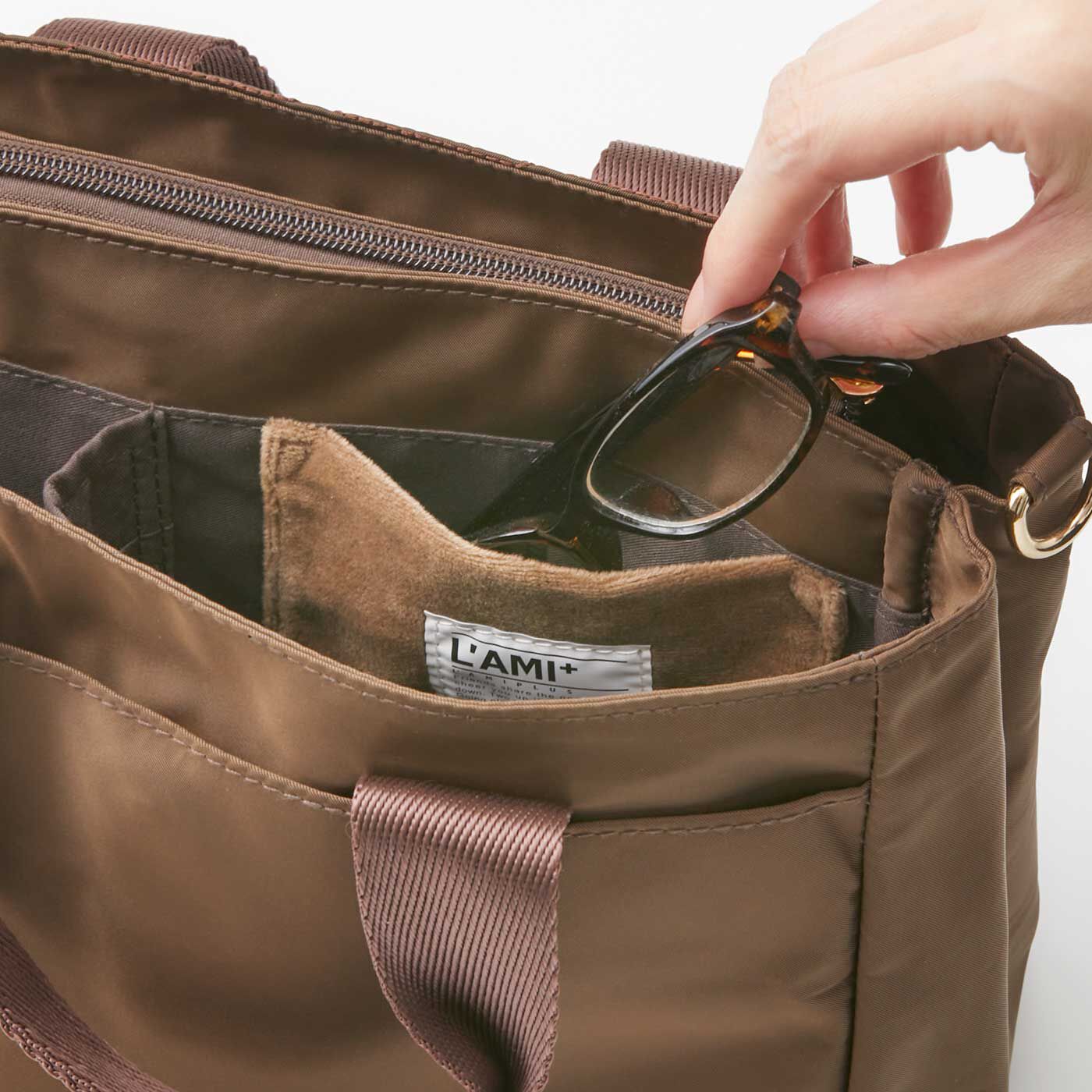 フェリシモギフトショップ|ラミプリュス　チョコレートバイヤー みりとコラボ　荷物を仕切ってすっきり収納Tトート〈チョコ刺しゅう／ミニ〉|めがねの一時置きに便利なふわふわポケット。