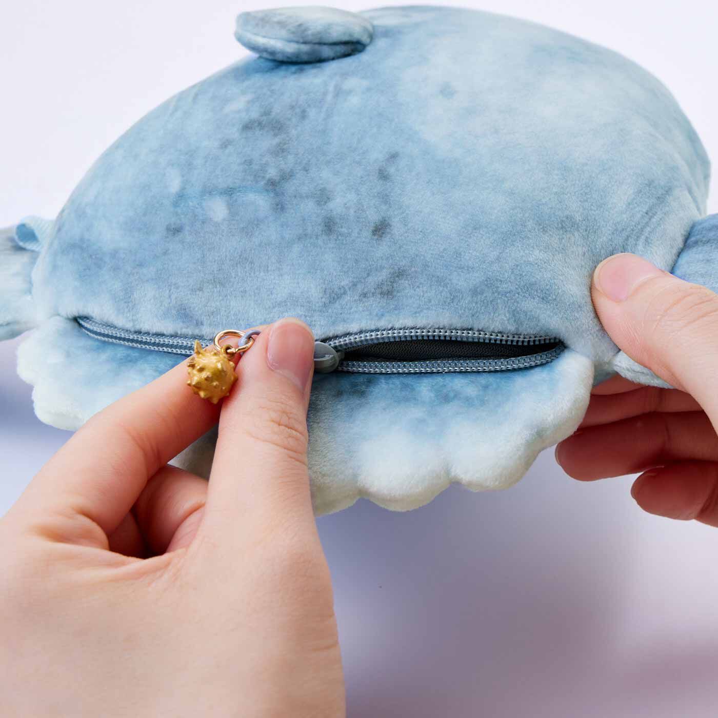 フェリシモギフトショップ|YOU＋MORE！ お昼寝マンボウポーチ|舵（かじ）びれ部分のファスナーを開けて小物を収納。