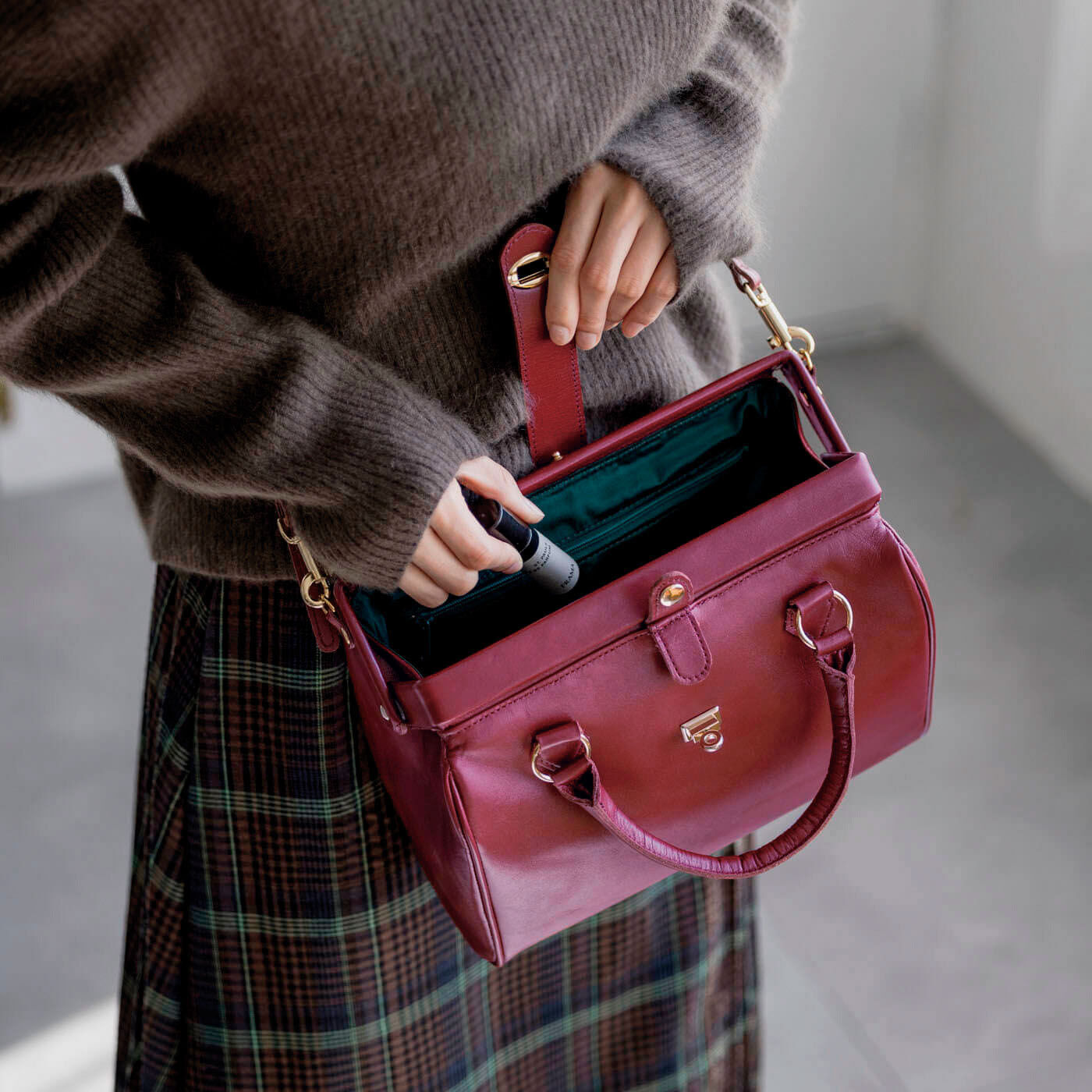 フェリシモギフトショップ|ヴィンテージショップオーナーと作った　職人本革のアクトレスダレス〈アップルレッド〉[本革 鞄：日本製]