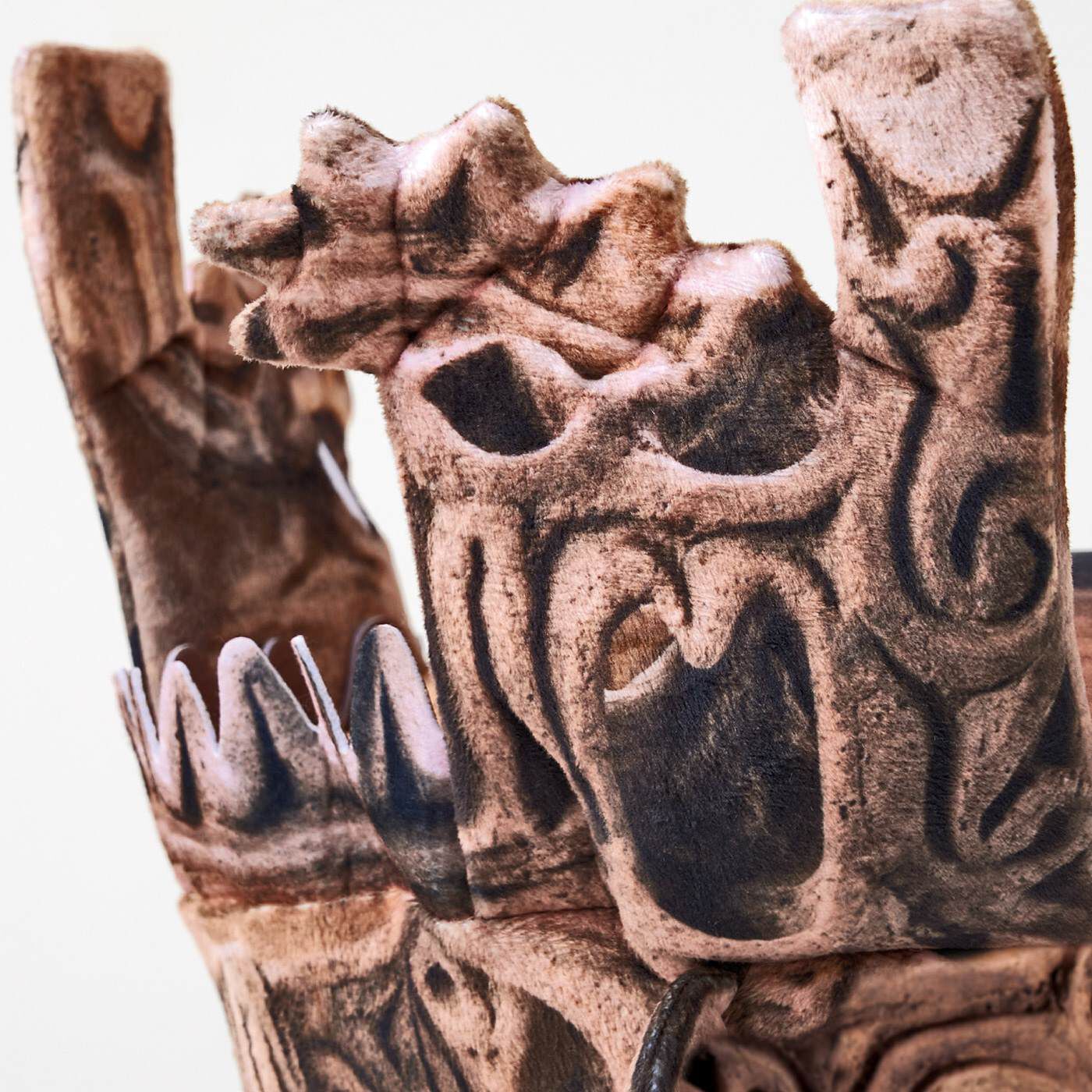 フェリシモギフトショップ|十日町市博物館&times;ミュージアム部　国宝火焔型土器　縄文雪炎クッションカバー|隆起線で表現された文様の細部まで、リアルなプリントで再現。