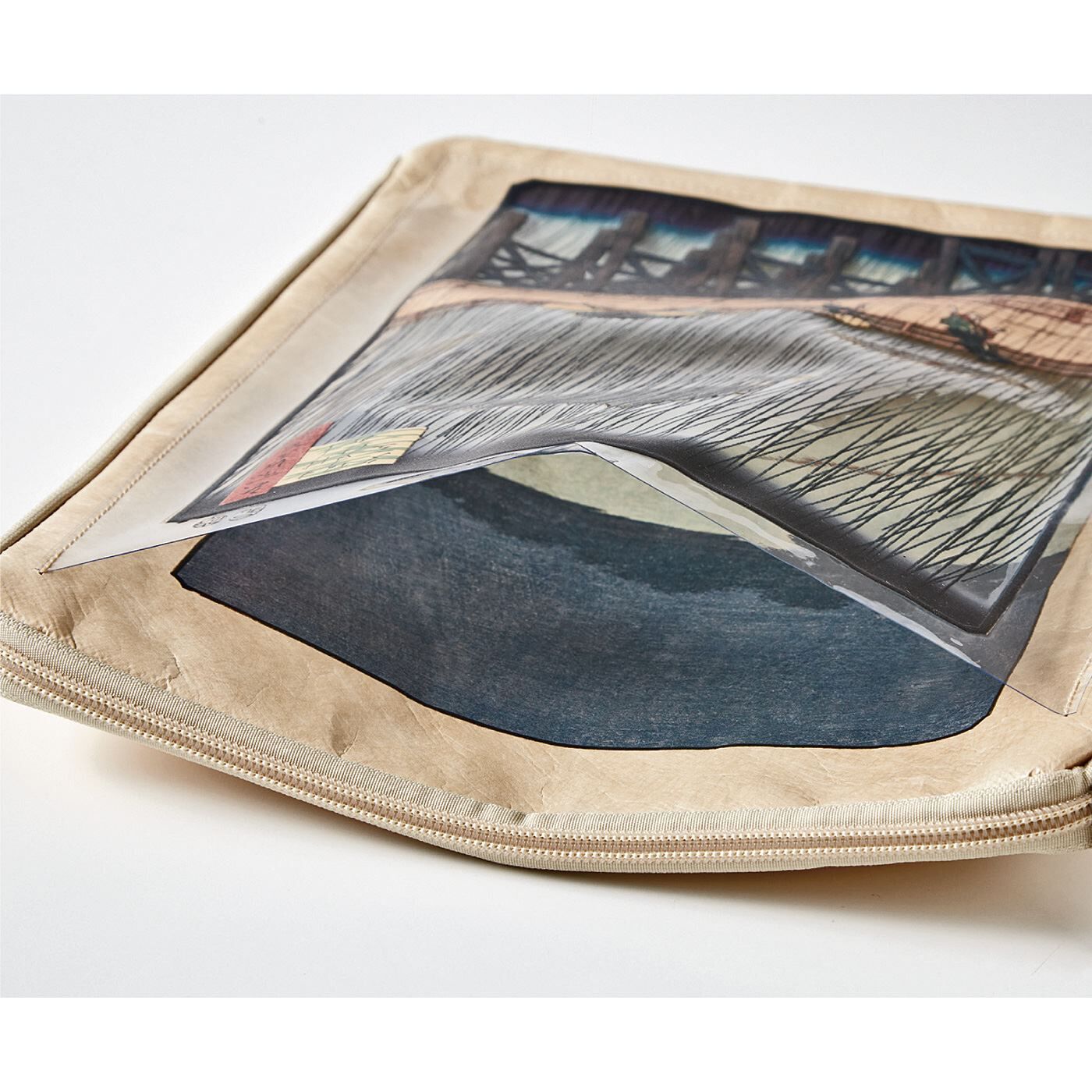 フェリシモギフトショップ|ミュージアム部　浮世絵の構図を楽しむ　Ａ４ファイルポーチ〈大はしあたけの夕立〉|絵柄を手前と奥で分けてレイヤー化し、構図の遠近感が楽しめるフロントポケット。