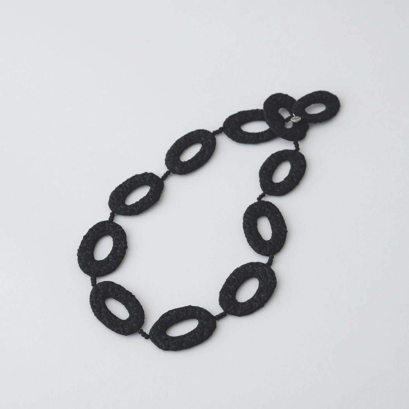 フェリシモギフトショップ|群馬の刺繍工房が作った 糸の宝石のオーバルショートネックレス〈ブラック〉[日本製]