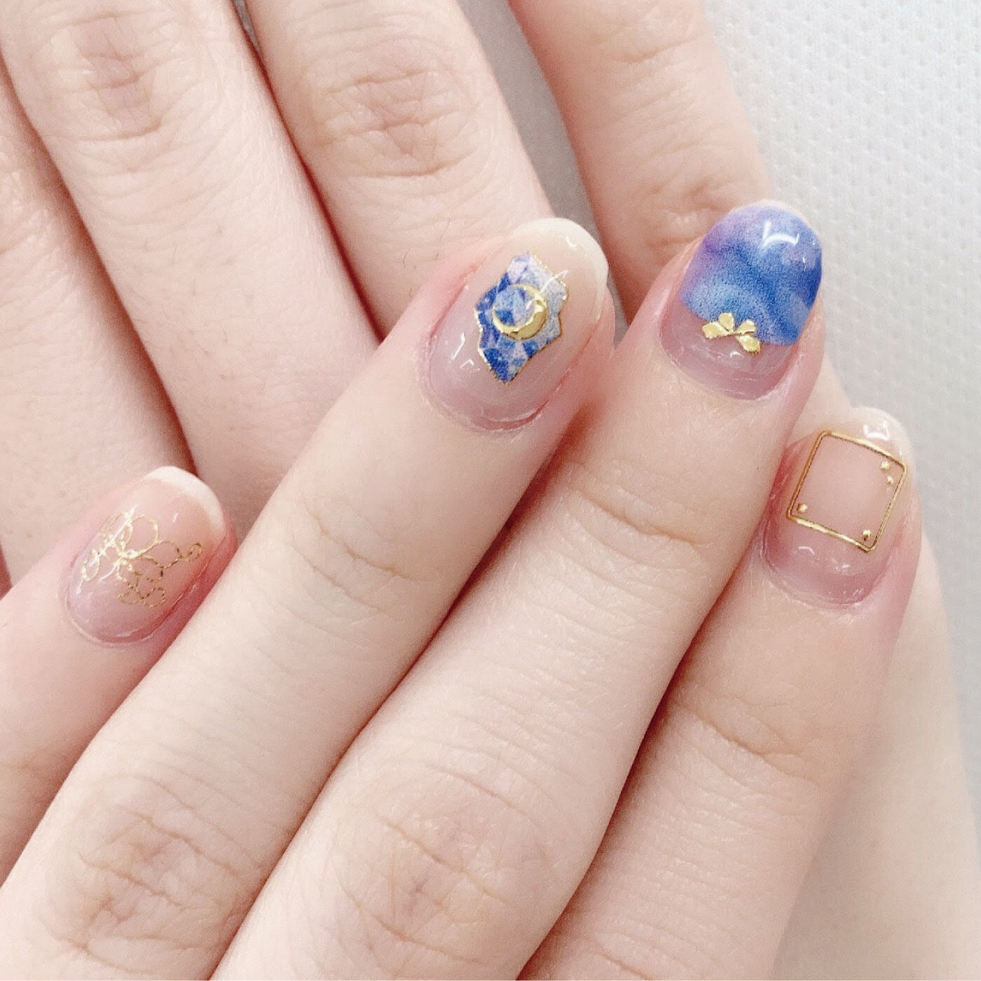 フェリシモギフトショップ|魔法部&times;魔法使いの約束　賢者の魔法使いネイルシール|小指から、金の花びら・月のカケラ・キービジュアル・SSRカード枠をモチーフにしたデザイン。