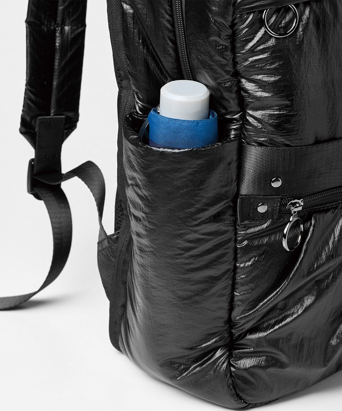 フェリシモギフトショップ|隠し部屋が飛び出し推しうちわも入る　大容量のイベント参戦リュック|サイドポケットには折り畳み傘などが収納できます。