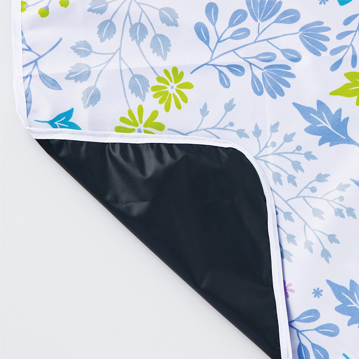 フェリシモギフトショップ|日差しも視線も防ぐ　車用ＵＶカットマグネットカーテンセット〈フラワー〉|花柄面と黒の遮光生地のリバーシブルです。