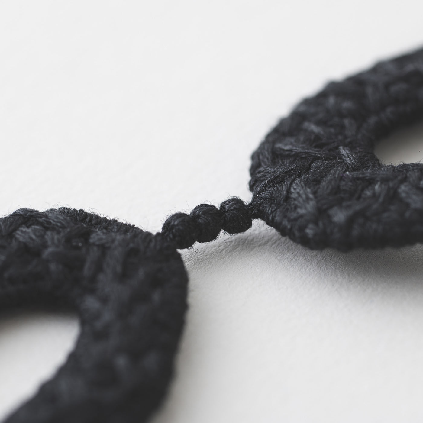 フェリシモギフトショップ|群馬の刺繍工房が作った 糸の宝石のオーバルショートネックレス〈ブラック〉[日本製]