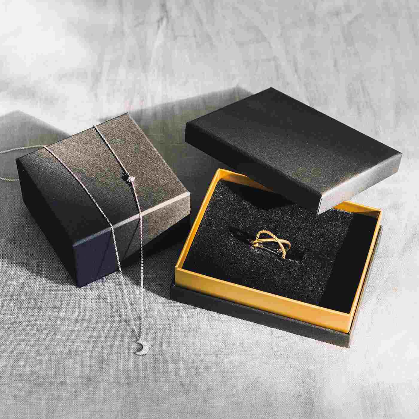 フェリシモギフトショップ|UP.de&times;HARIO　ツバキの花と天然石のきらめき アコヤ真珠が揺れるイヤアクセ|贈りものにもぴったり。それぞれのアイテムに合わせた黒のギフトケース付き。　※お届けするデザインとは異なります。