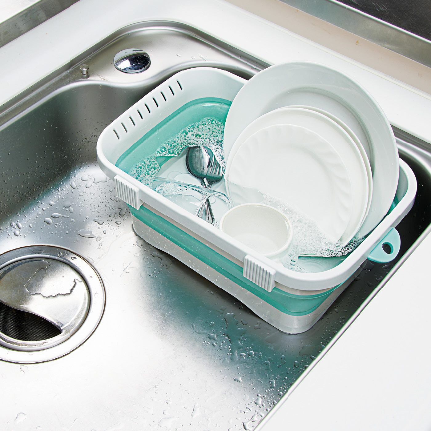 フェリシモギフトショップ|エスキューブキッチンズ　茎に隠れた汚れをしっかり洗えてつけ置き洗いもスマートに　たためるコンパクトたらい〈6.6L〉|コンパクトにシンクに収まるサイズ。