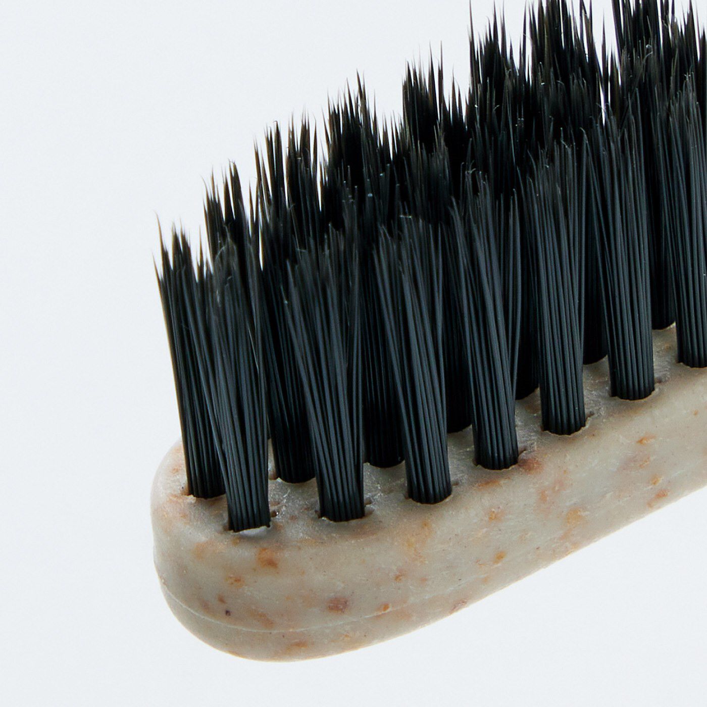 フェリシモギフトショップ|シルムッカ　お米から生まれたバイオマスお掃除ブラシ〈６本組〉|細かい毛先がしっかり汚れをかき出します。