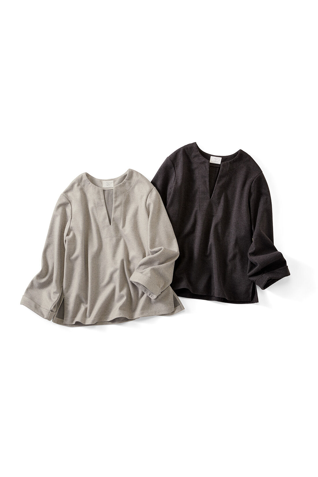 フェリシモギフトショップ|リブ イン コンフォート 重ね着を楽しむ 微起毛素材の上品カフタントップス〈ベージュ〉|左からライトグレー・チャコールグレー ※お届けするカラーとは異なります。
