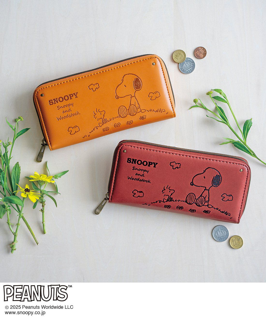 フェリシモギフトショップ|ＰＥＡＮＵＴＳ　スヌーピー＆ウッドストック　じゃばらでたっぷり収納　型押し長財布〈ダークブラウン〉|※お届けは〈ダークブラウン〉（画像下です。