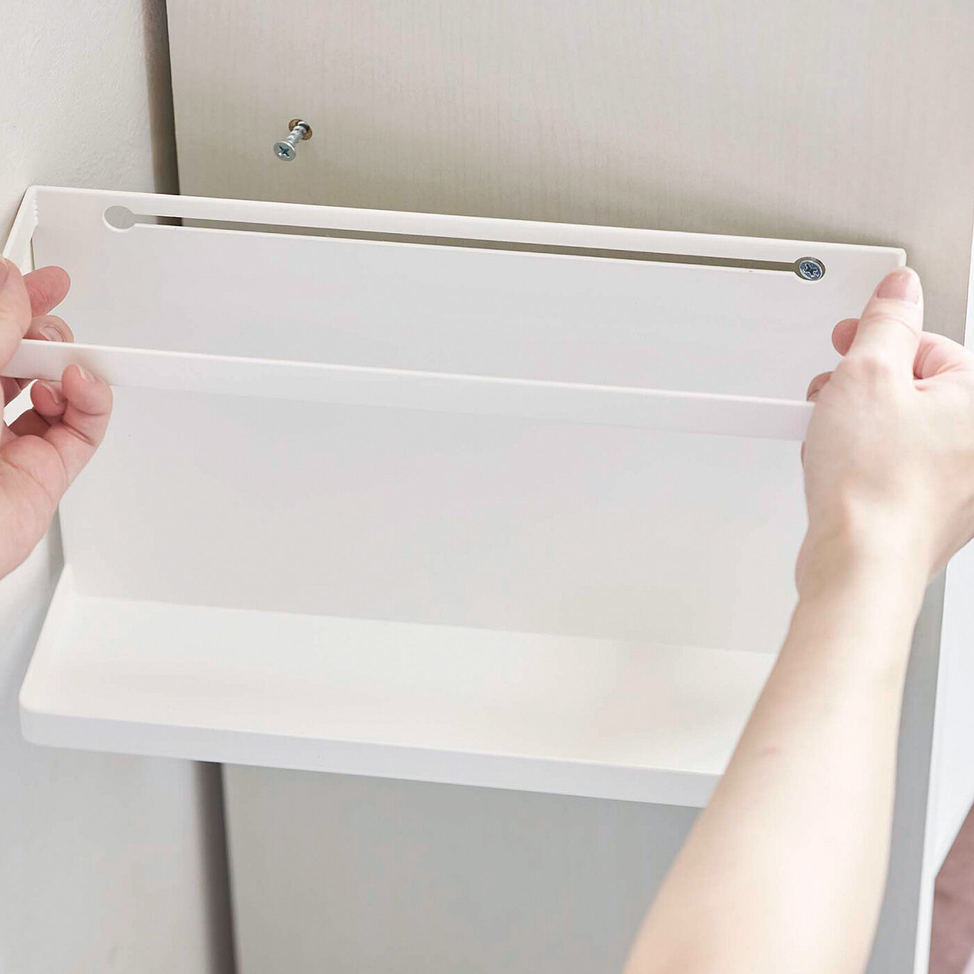 フェリシモギフトショップ|ラミプリュス　スペースを有効活用！　気軽に取り付け収納ラック|2．片方のネジを製品の穴に差し込みます。