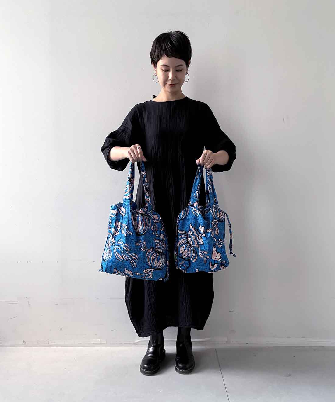 mensha!［メンシャ！］|【mensha! SELECT】マリでつくられたアフリカンプリントのパーニュ布きんちゃくバッグ 〈フェザー〉Ｍサイズ|左：Mサイズ、右：Sサイズ