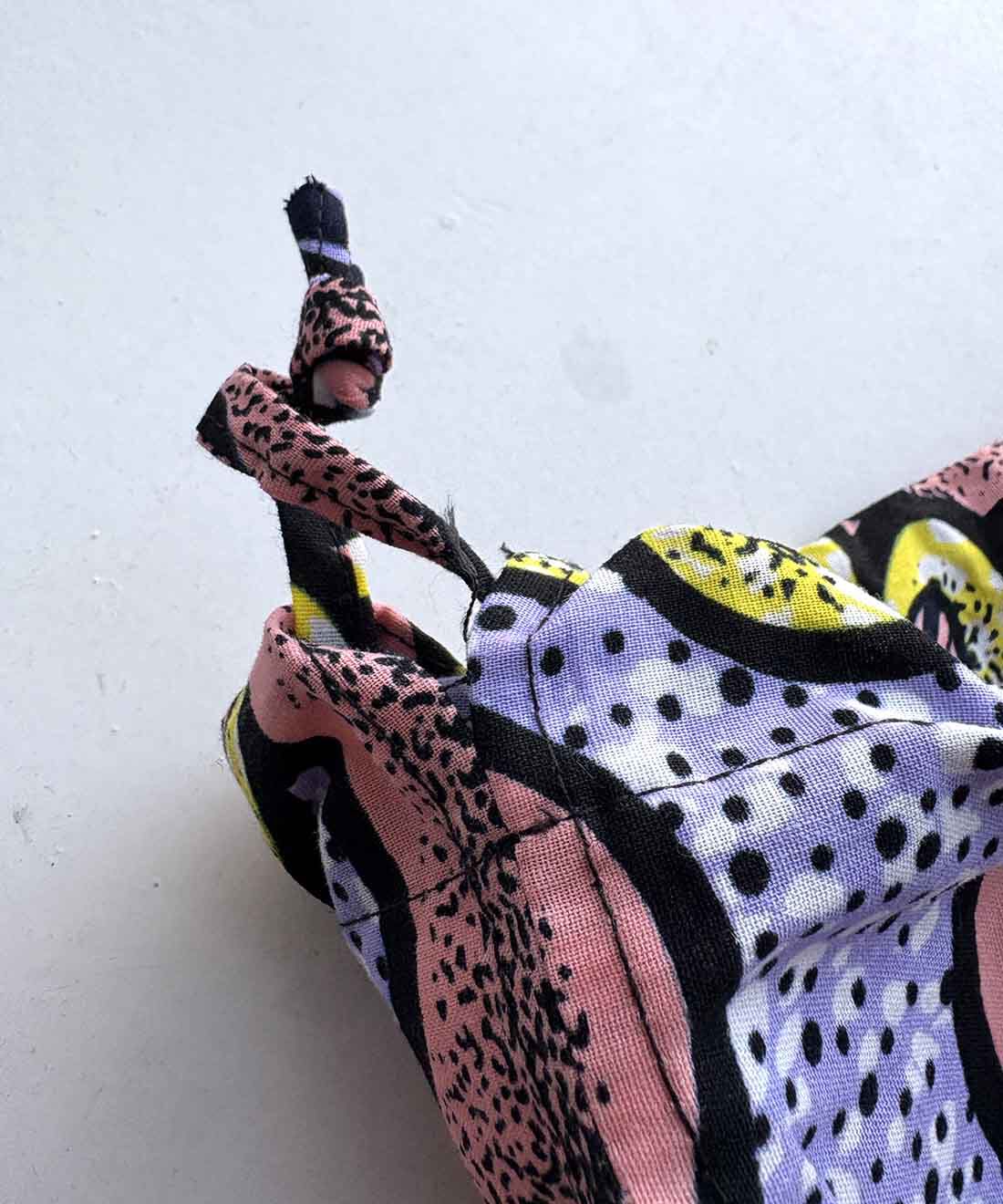 mensha!|【mensha! SELECT】マリでつくられたアフリカンプリントのパーニュ布きんちゃくバッグ 〈雄鶏〉Ｍサイズ