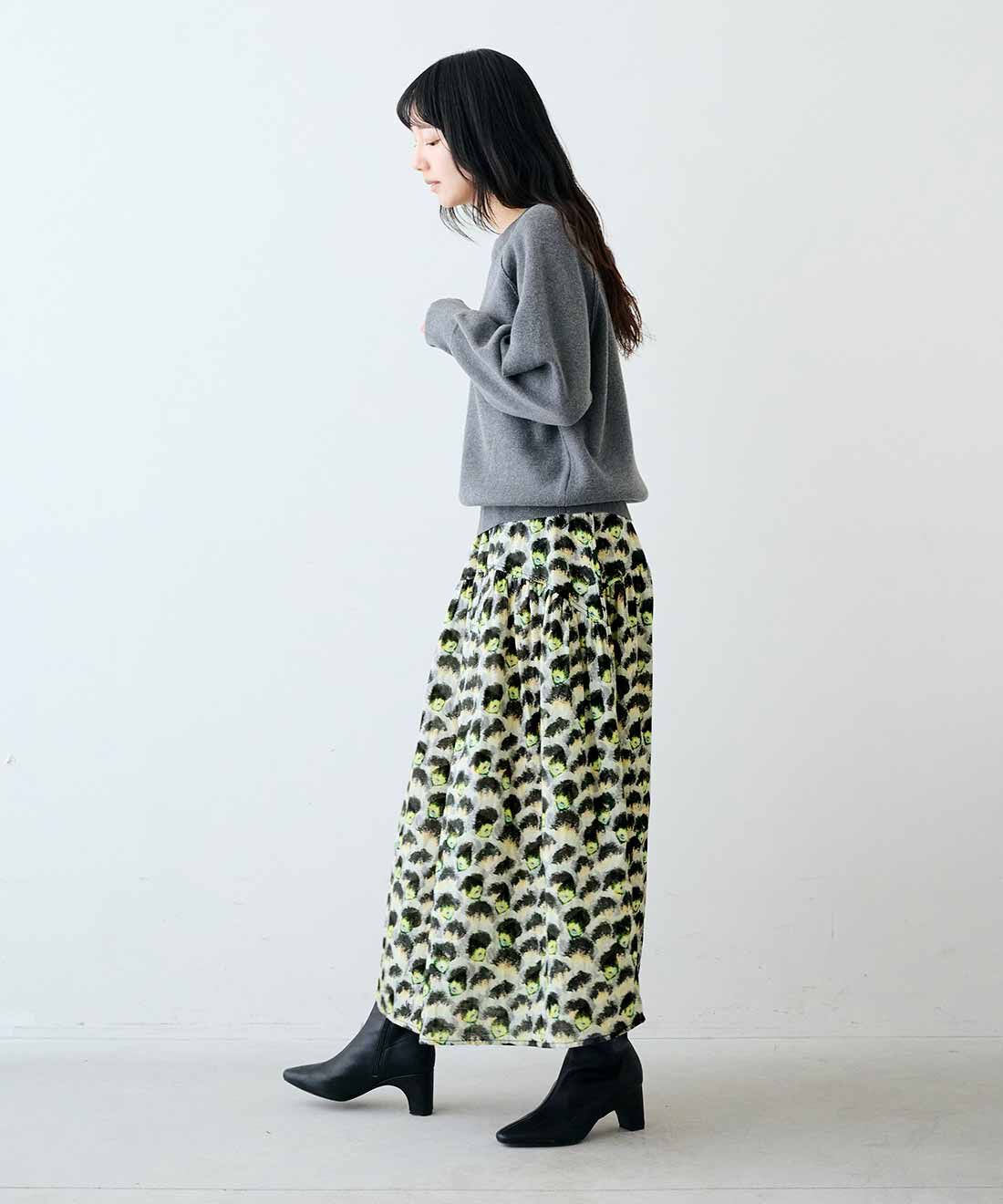 mensha!|旭山動物園・ボルネオの森応援商品　mensha!　インドクジャク柄のガーゼスカート〈ブラック&times;グリーン〉|モデル身長：163cm　着用サイズ：M