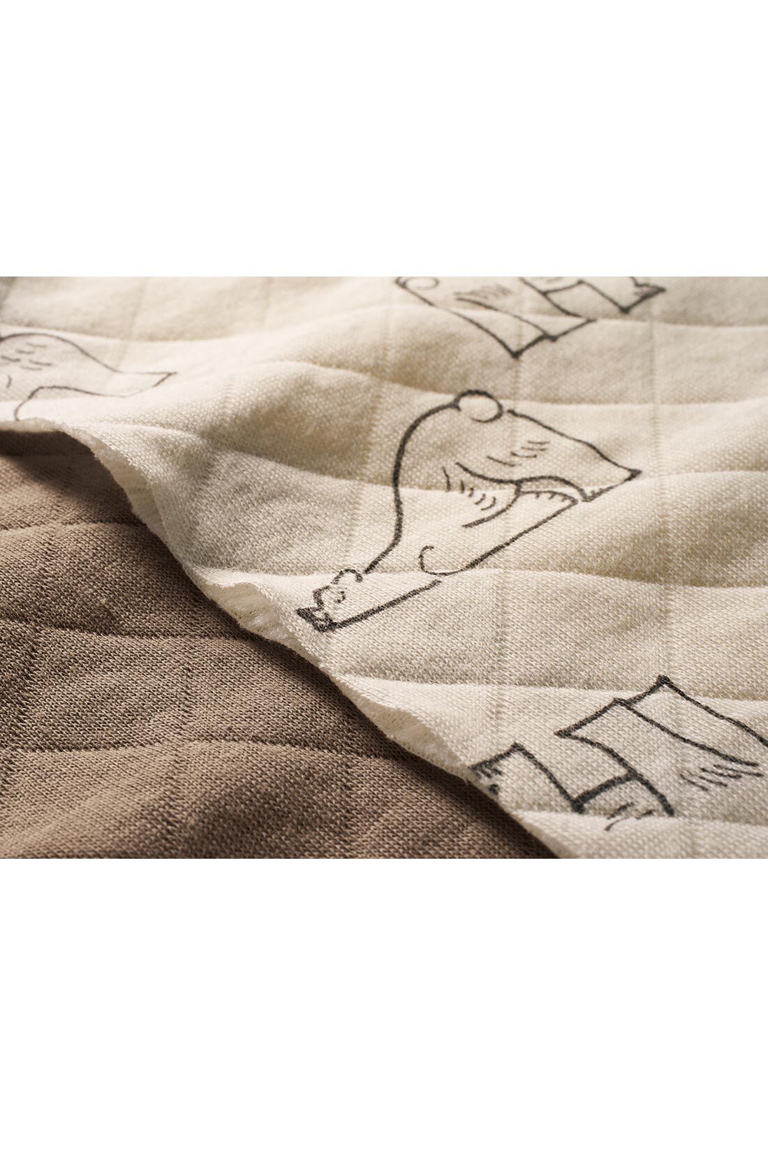 Live in comfort［リブインコンフォート］|旭山動物園・ボルネオの森応援商品　リブ イン コンフォート　ホッキョクグマと一緒にすやすや　ふんわりやさしいコットンのキルティングパジャマ〈ウォームグレー〉|厚手すぎないキルティングのカットソー。コットン100%のやさしい肌ざわりで、リラックスした着心地を与えてくれます。