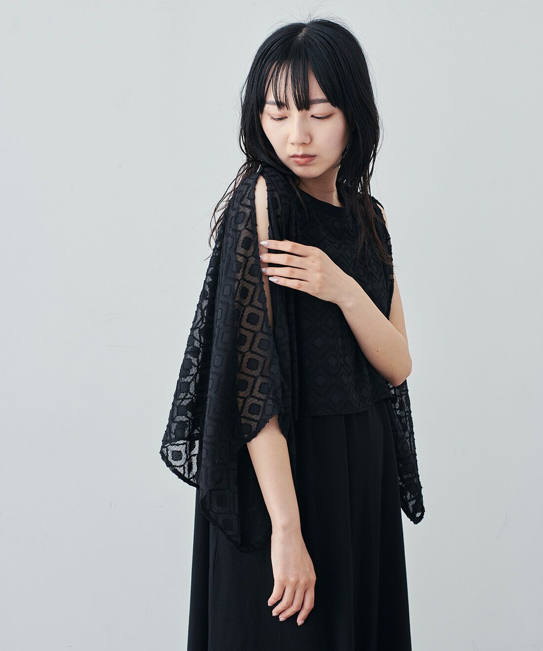 Live in comfort［リブインコンフォート］|リブ イン コンフォート シンプルライフ研究家 マキさんとつくった 気兼ねなくノースリーブを楽しめる ケープドッキングワンピース〈ブラック〉|袖のスリットから腕を出すと、ノースリーブワンピにチェンジ！