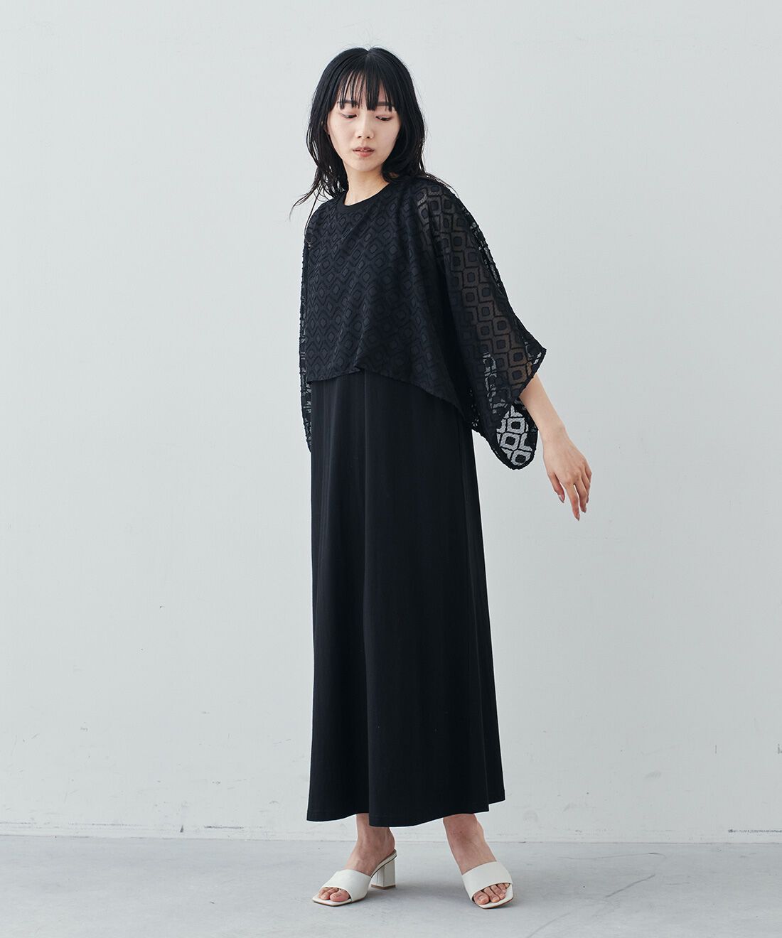 Live in comfort［リブインコンフォート］|リブ イン コンフォート シンプルライフ研究家 マキさんとつくった 気兼ねなくノースリーブを楽しめる ケープドッキングワンピース〈ブラック〉