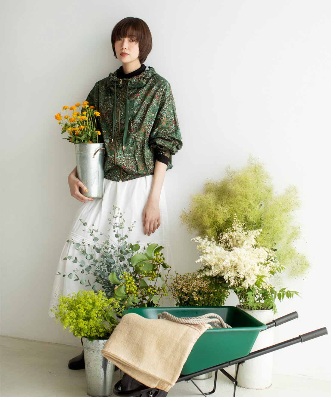 Live in  comfort|リブ イン コンフォート 大人モリスの世界 「ブラックソーン」柄のふんわり軽い着心地 UVカットコットンパーカー〈ダークグリーン〉