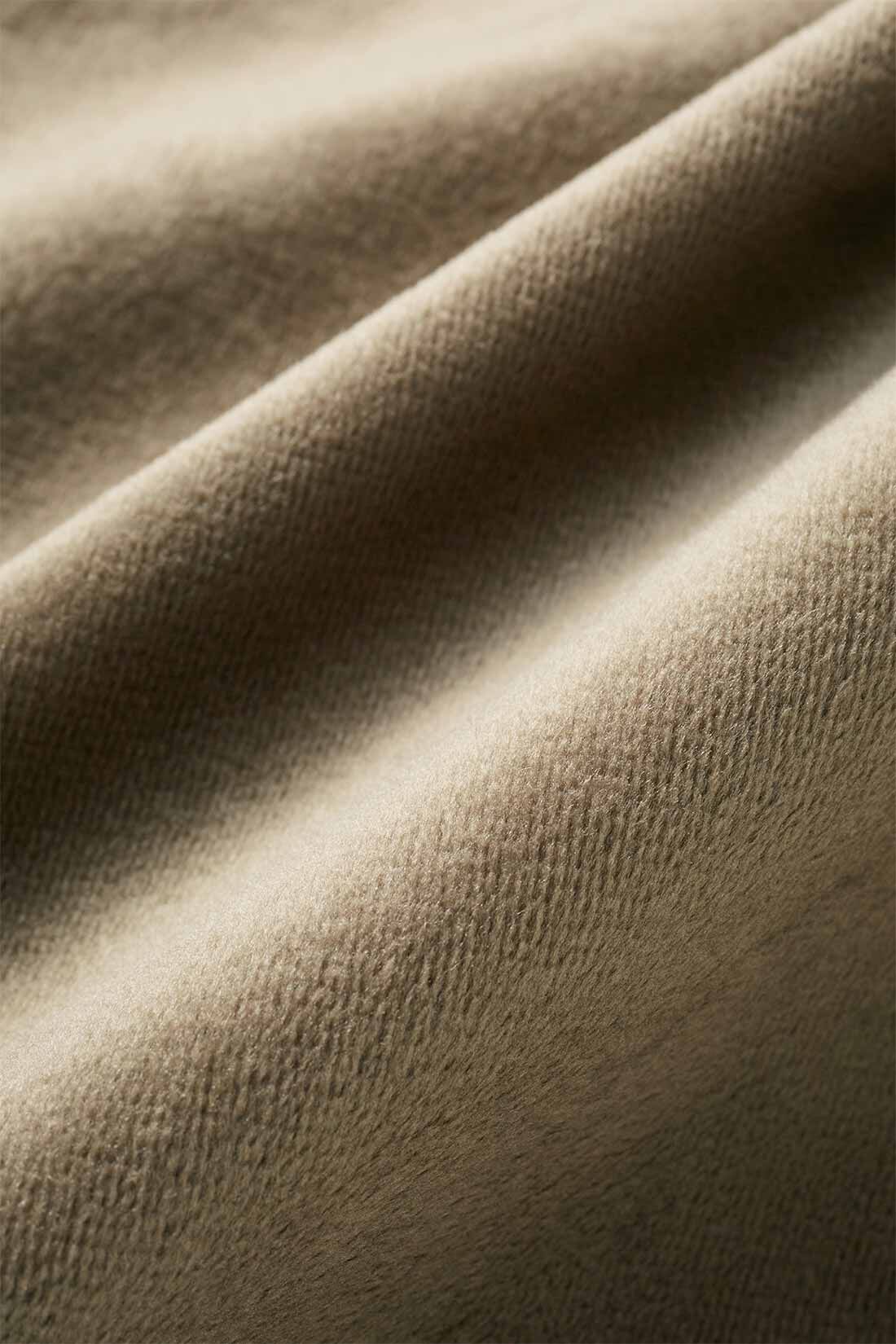 Live in  comfort|リブ イン コンフォート　はき心地やわらか 上品艶ベロアのパラシュートパンツ〈モカ〉|ぬくもり感と上質な光沢がある、カットソーベロア素材。