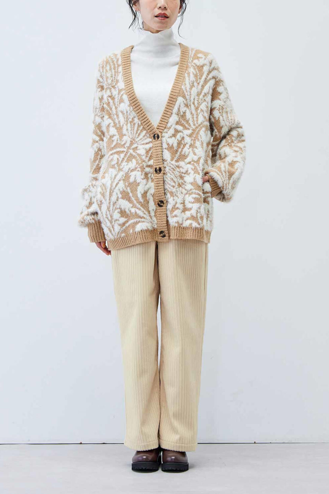 Live in  comfort|リブ イン コンフォート　大人モリスの世界 「シスル」柄をシャギーヤーンで楽しむニットカーディガン〈ベージュ〉