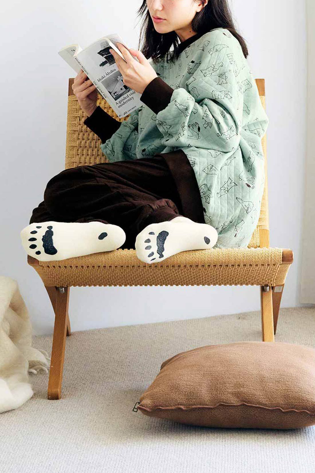 Live in comfort［リブインコンフォート］|旭山動物園・ボルネオの森応援商品 Live in comfort ホッキョクグマの肉球柄のあたたかソックス〈アイボリー〉