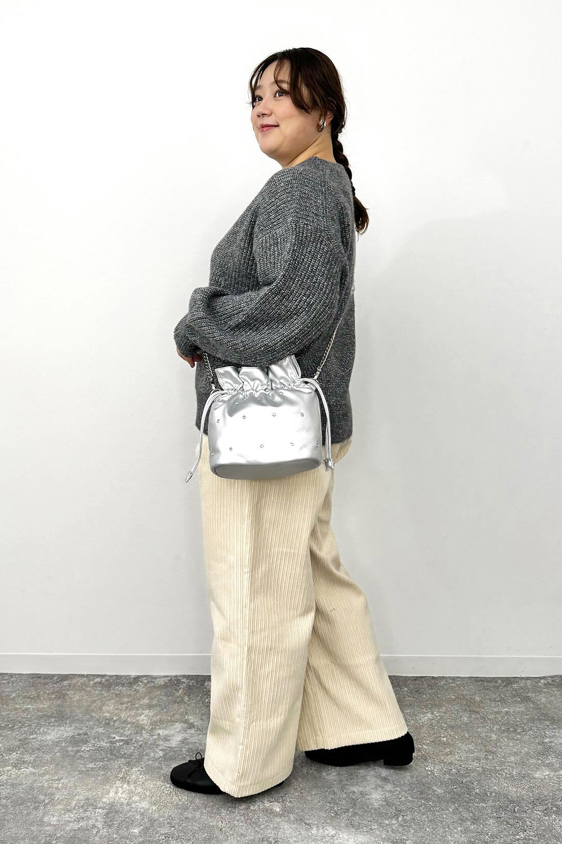 Live in  comfort|Ｈｅｒ　ｓｍｉｌｅ きらきら ビジュー きんちゃく バッグ 銀 シルバーのコーディネート