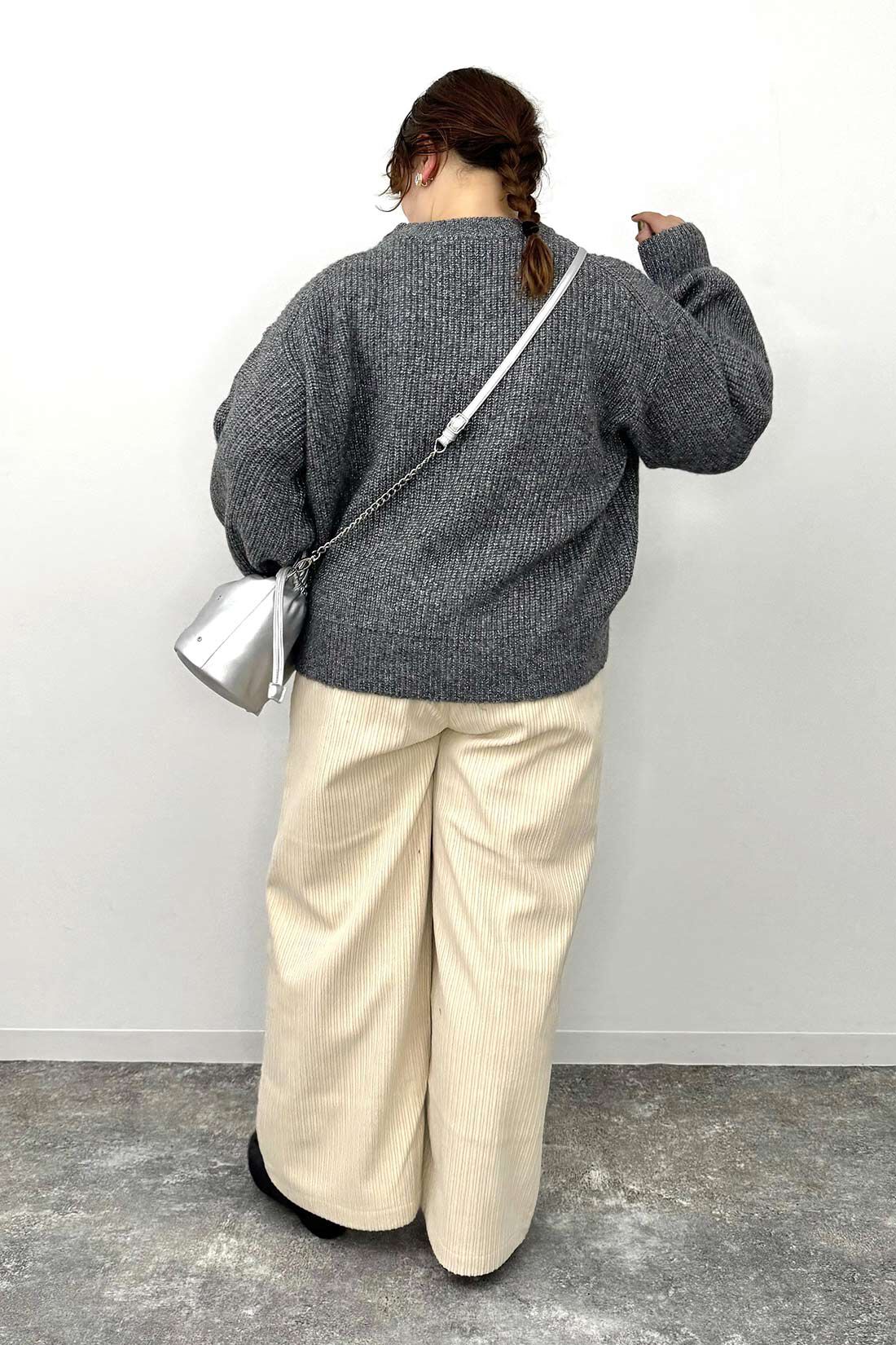 Live in  comfort|Ｈｅｒ　ｓｍｉｌｅ きらきら ビジュー きんちゃく バッグ 銀 シルバーのコーディネート