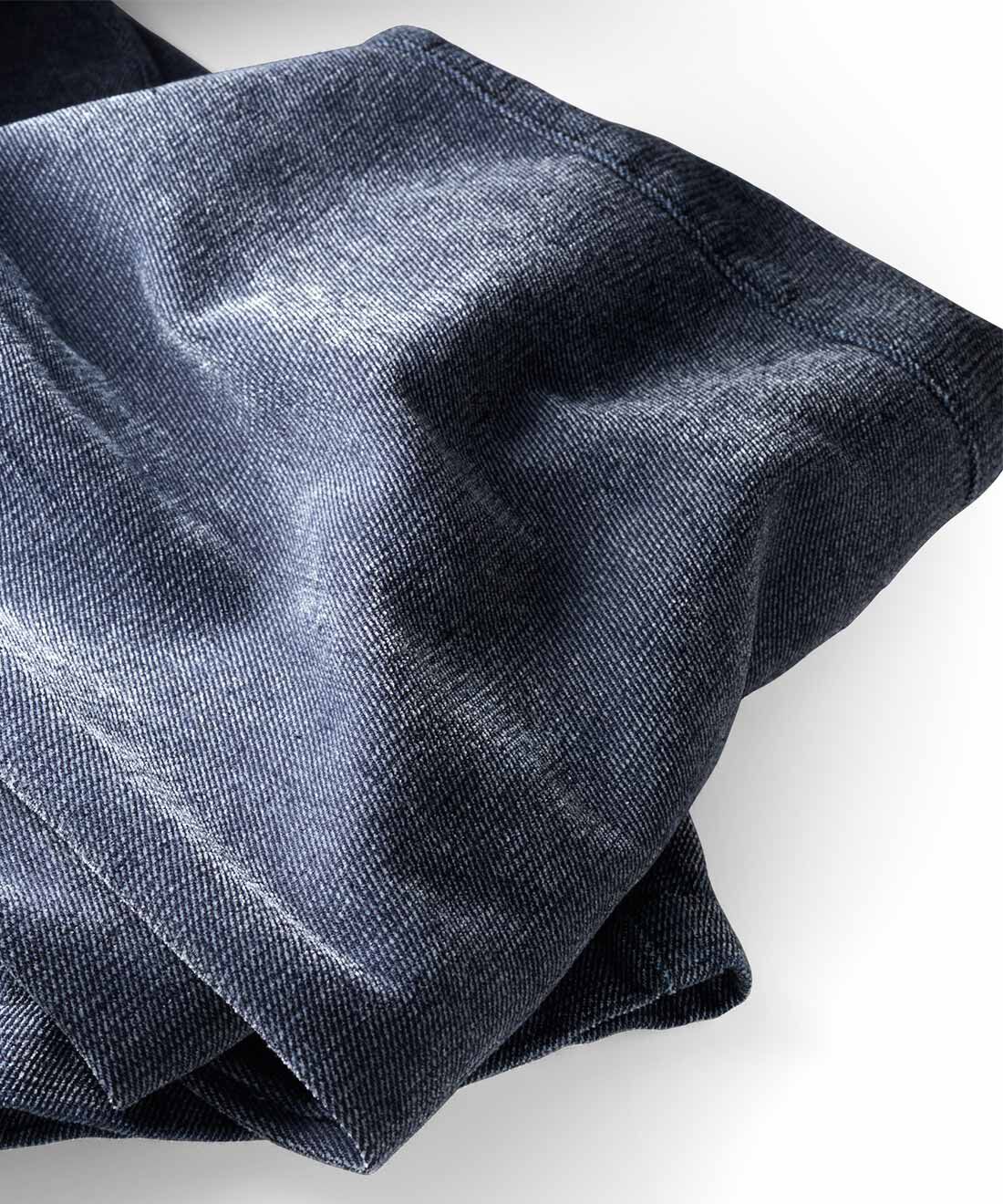 Live in comfort［リブインコンフォート］|リブ イン コンフォート 両面起毛で着心地やわらか はくだけで様になるシェニールデニムパンツ〈インディゴ〉|毛羽のある糸で織った両面微起毛デニムのリッチな風合いを、落ち着いたインディゴカラーで。さらに洗いをかけて、よりやわらかく、表情豊かに。