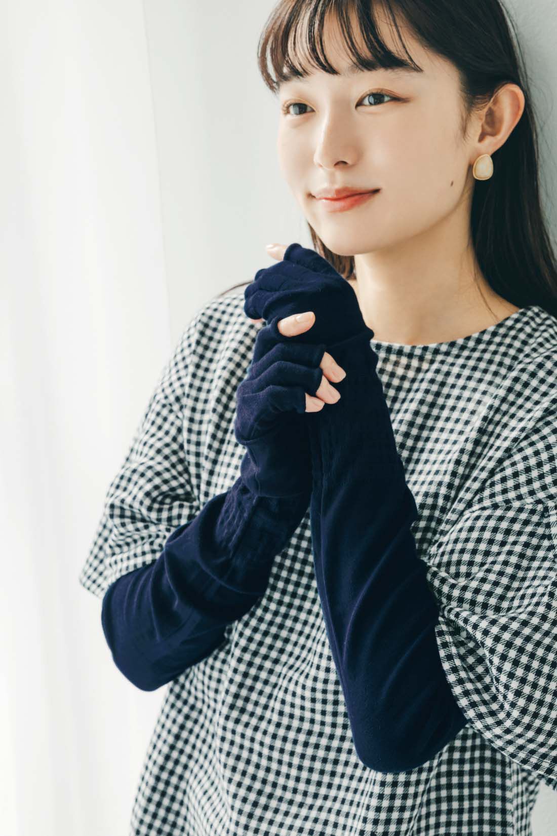 Live in comfort［リブインコンフォート］|リブ イン コンフォート　スマホ操作もできちゃう！　指先ちょこっとないシルク混UVアームカバー【おはだが気になるみんなへ】〈ダークネイビー〉|ダークネイビー　UVカット96％以上