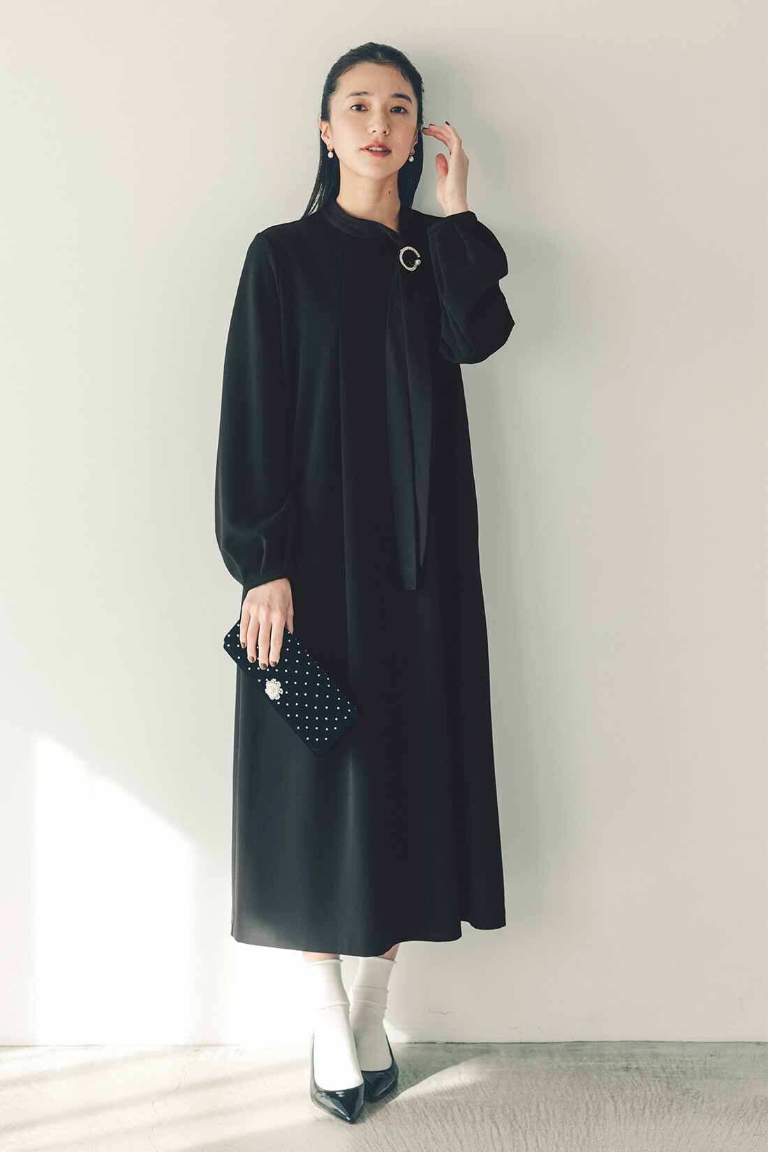 Live in  comfort|リブ イン コンフォート　ブローチ付きで華やぐ ぐい伸びカットジョーゼットのボウタイブラックワンピース|ハレの日には、ブローチを飾って華やかに。