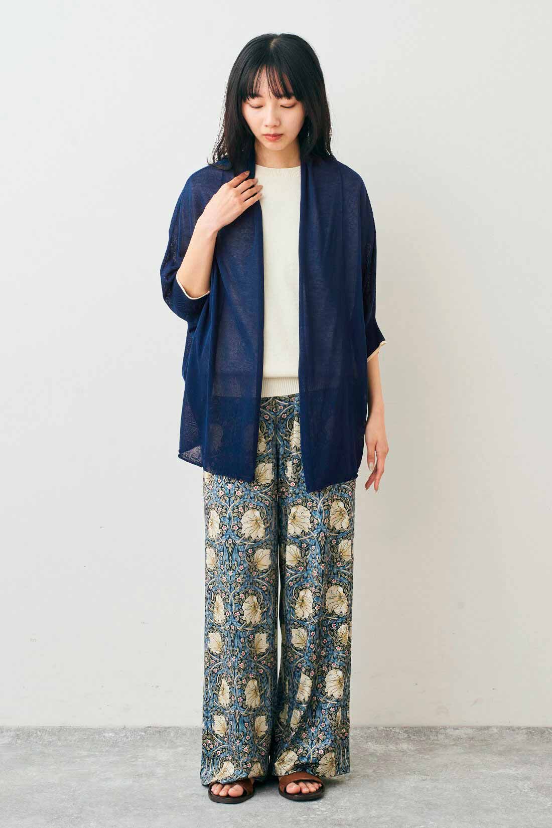 Live in  comfort|リブ イン コンフォート 大人モリスの世界 「ピンパーネル」柄が美しく着映える パンツコーデセット〈ネイビー〉