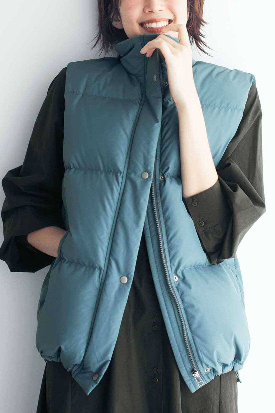 Live in comfort［リブインコンフォート］|リブ イン コンフォート 栞里ちゃんとつくった ニュアンスカラーの撥水ダウンベスト〈ブルーグレー〉