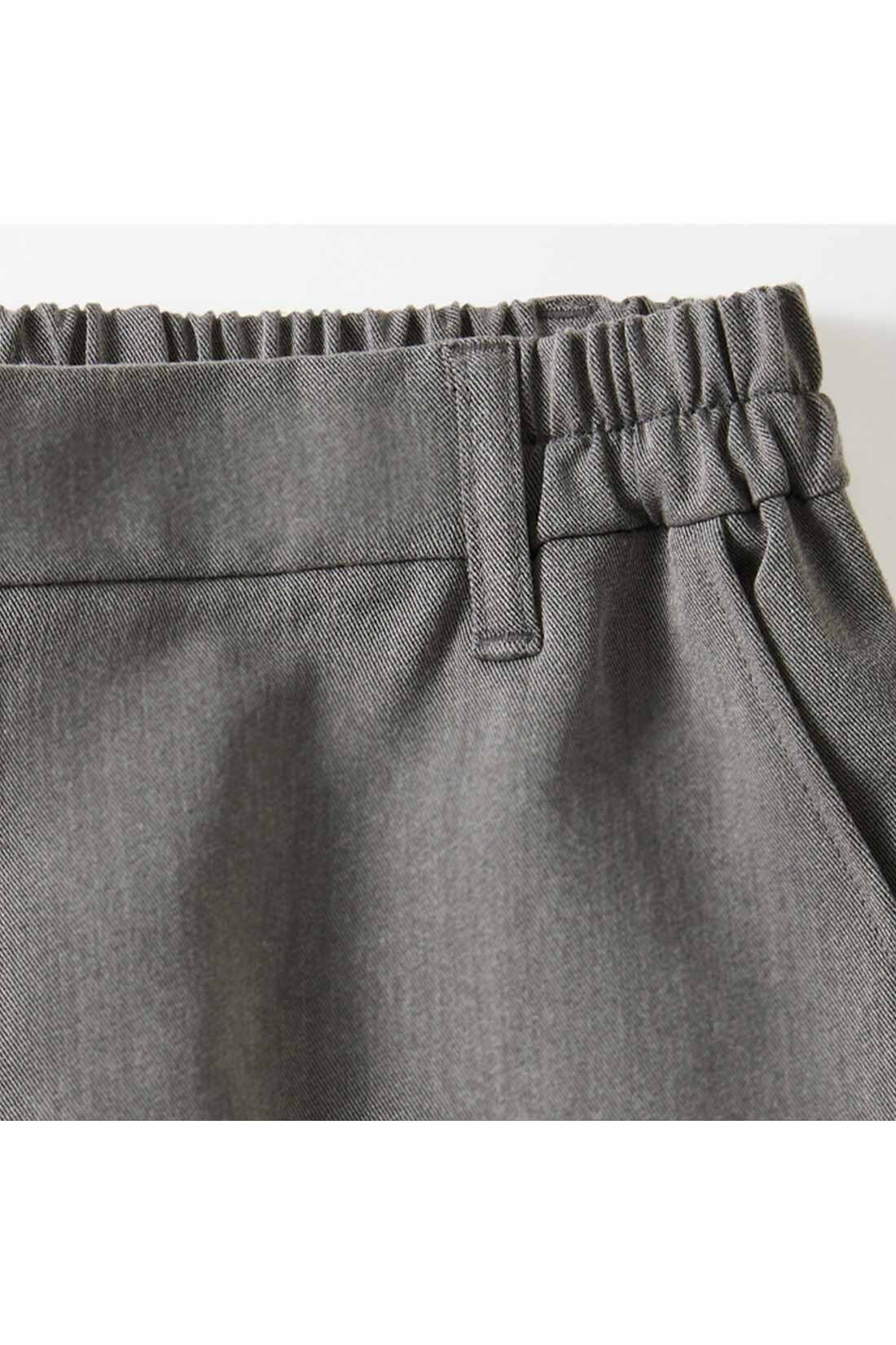Live in comfort［リブインコンフォート］|リブ イン コンフォート オンでもオフでも週7活躍！ きれいだねパンツ〈テーパード〉〈ペールイエロー〉|フロントはフラット仕上げ＆ベルトループ付き！ トップスインも決まる。（こちらはきれいだねパンツ〈ワイドストレート〉の画像になります。）お届けするカラーとは異なります。