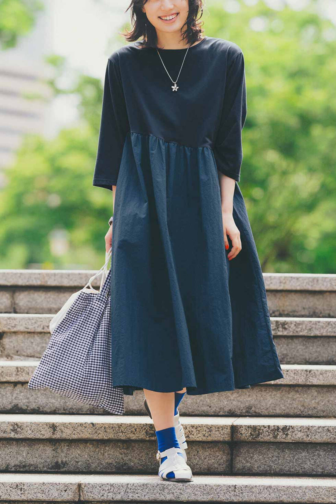 Live in comfort［リブインコンフォート］|リブ イン コンフォート　汗じみ軽減加工のカットソー×軽やかナイロン素材の切り替えワンピース〈ネイビー〉