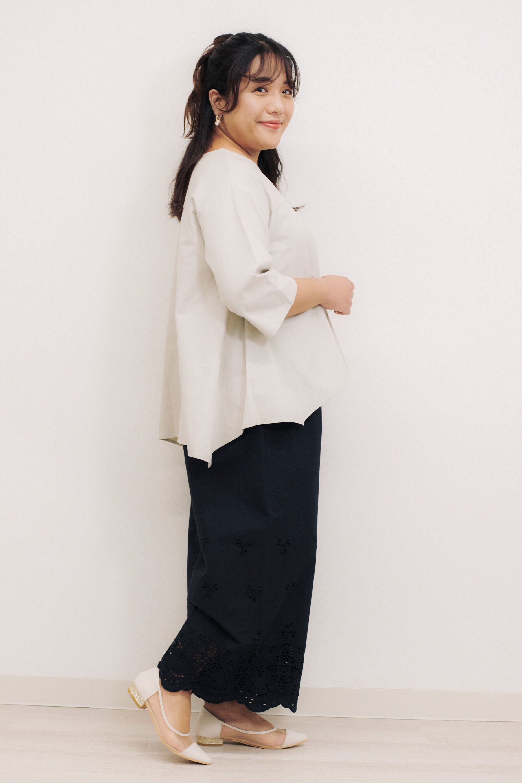 Live in  comfort|はまじ ヘムライン 麻混 トップス サンドベージュ グレーのコーディネート|身長163cm/LLサイズ着用