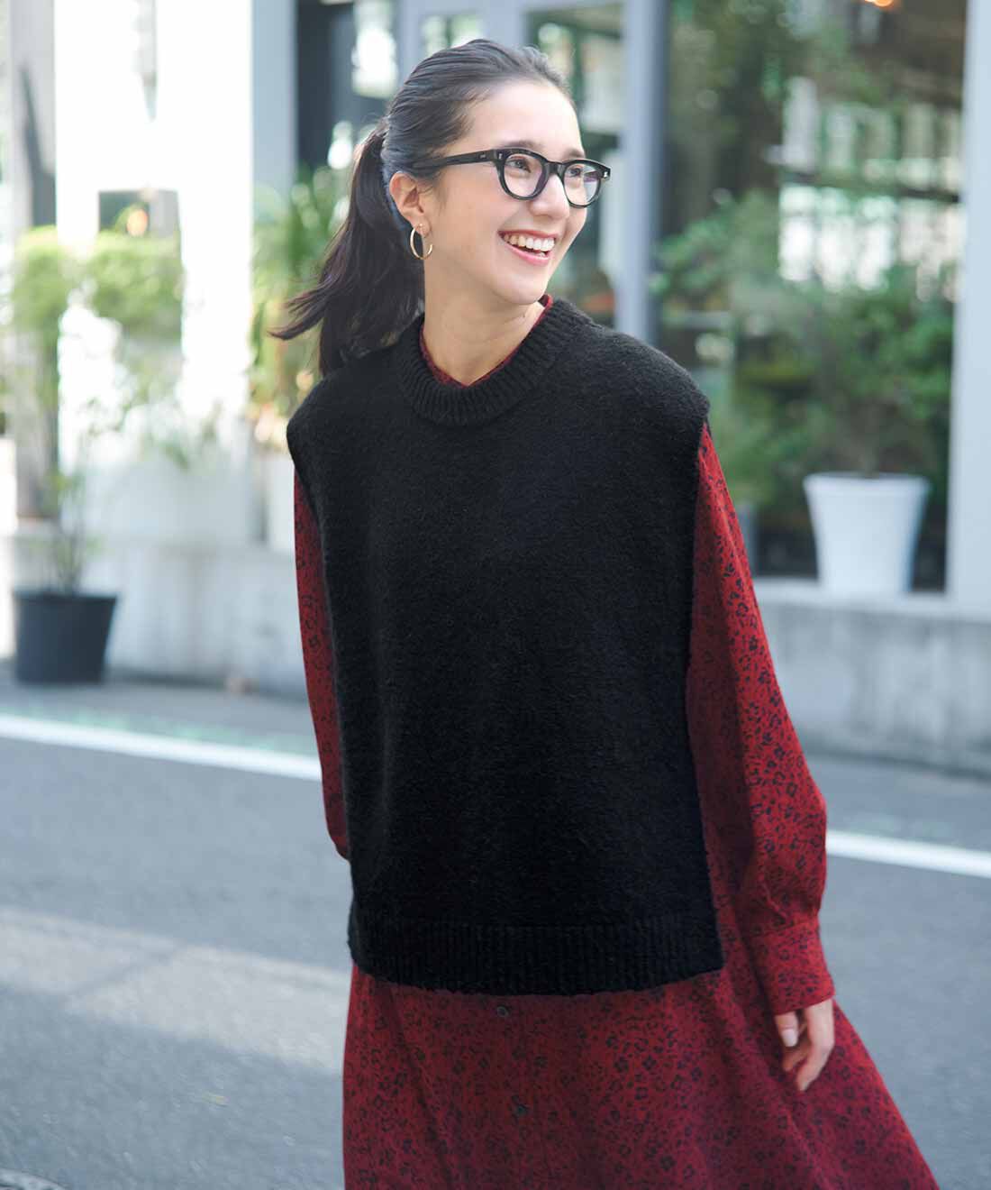 Live in  comfort|リブ イン コンフォート はまじとコラボ 間の季節の強い味方！ 何にでも重ねてスッキリこなれるニットベスト〈ブラック〉