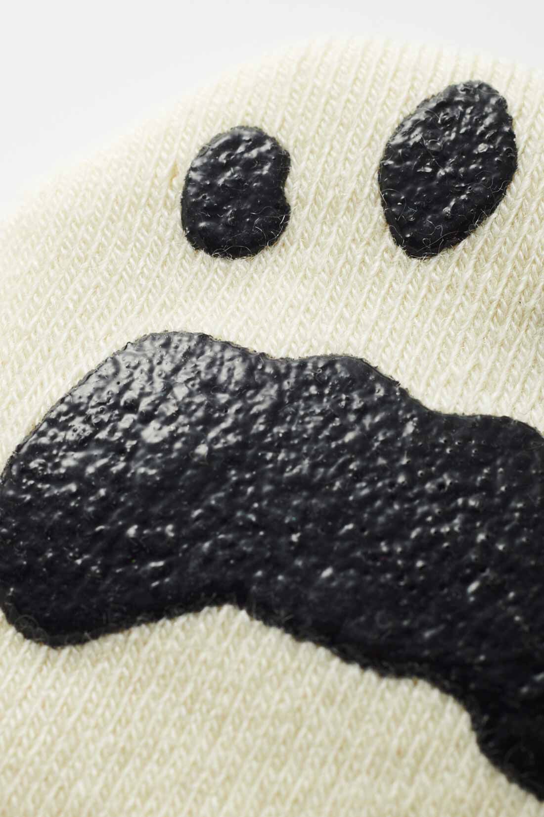 Live in comfort［リブインコンフォート］|旭山動物園・ボルネオの森応援商品 Live in comfort ホッキョクグマの肉球柄のあたたかソックス〈アイボリー〉|左右で形状の異なるホッキョクグマの肉球をシリコーンで再現しました。