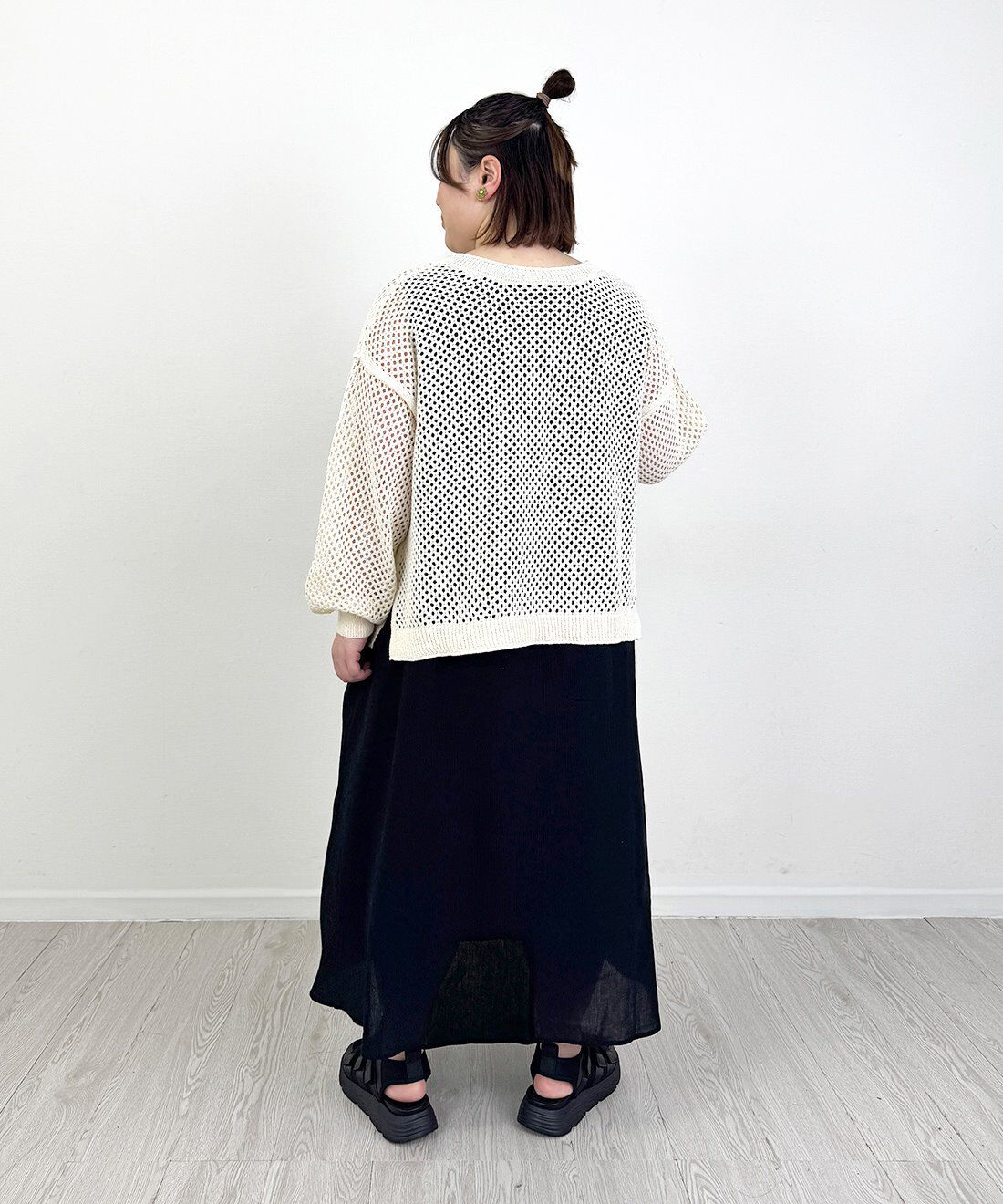 Live in comfort［リブインコンフォート］|５００色の色えんぴつ トルコオーガニックコットン 五分袖 Ｔシャツ 白 アイボリーと石上美津江 大人 こなれ サロペット ブラック デニム 黒のコーディネート