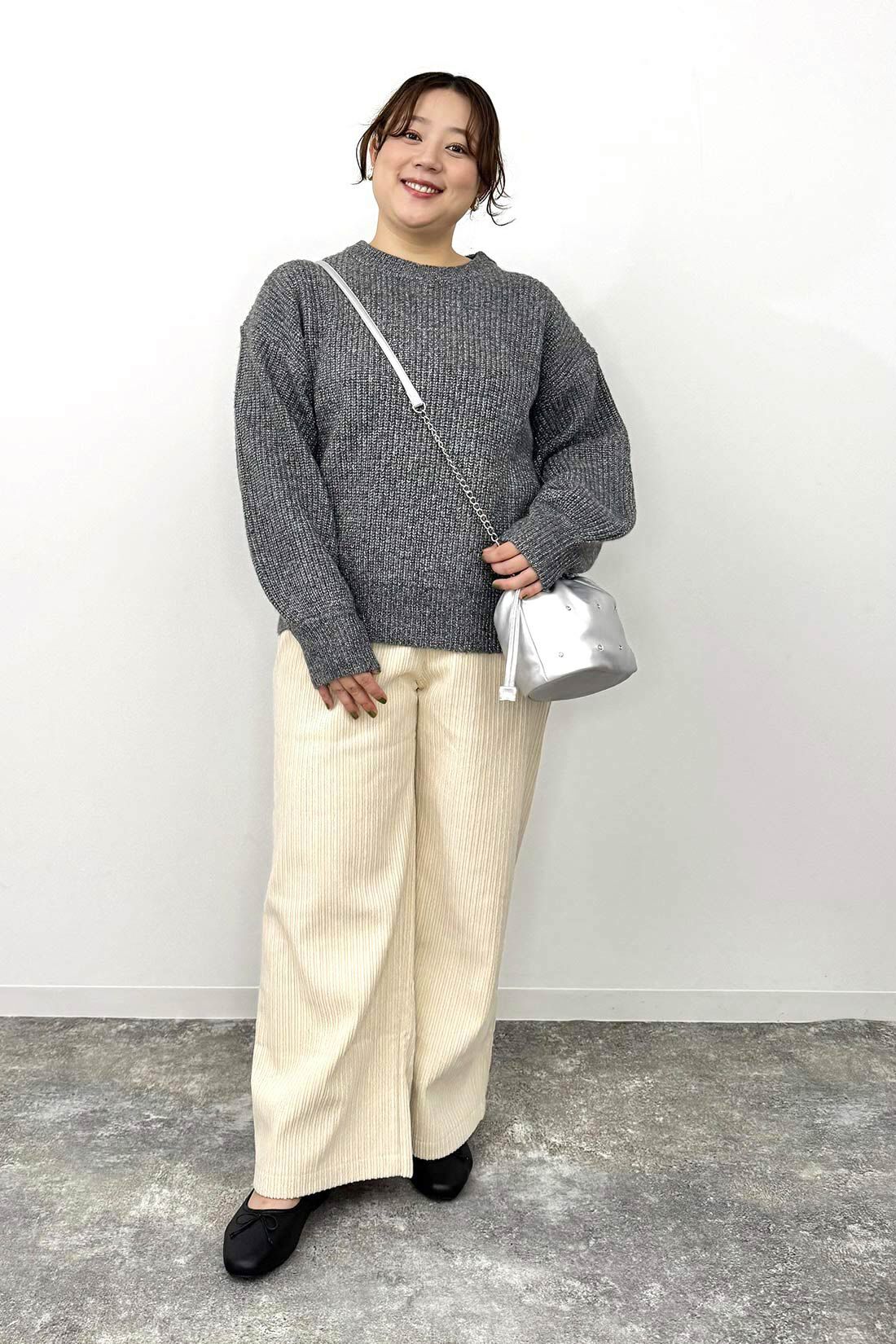 Live in  comfort|Ｈｅｒ　ｓｍｉｌｅ きらきら ビジュー きんちゃく バッグ 銀 シルバーのコーディネート