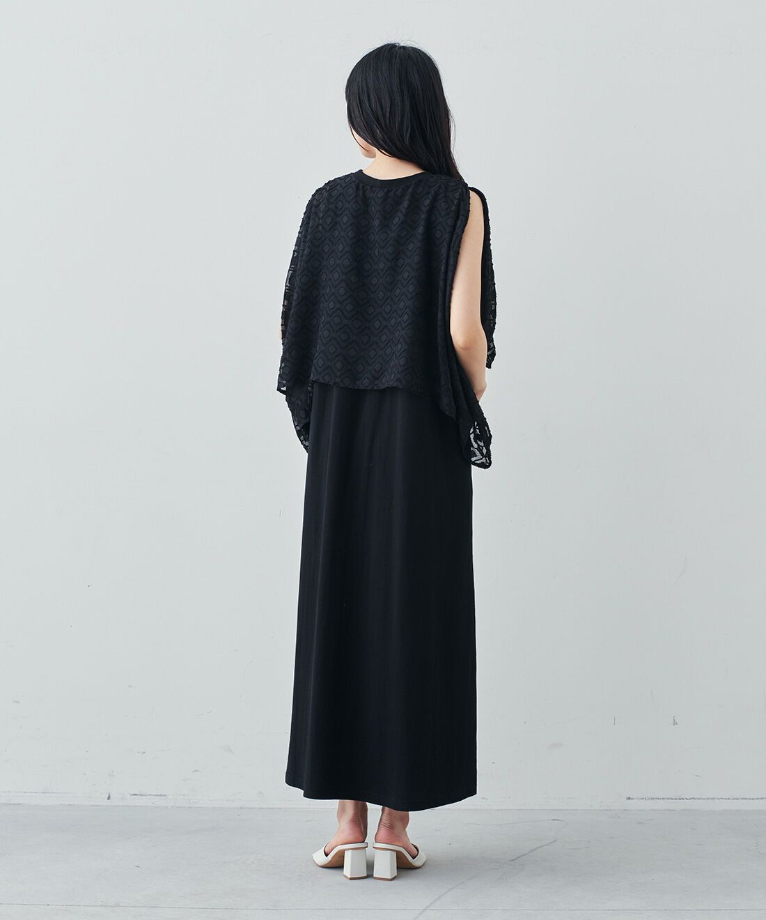 Live in comfort［リブインコンフォート］|リブ イン コンフォート シンプルライフ研究家 マキさんとつくった 気兼ねなくノースリーブを楽しめる ケープドッキングワンピース〈ブラック〉