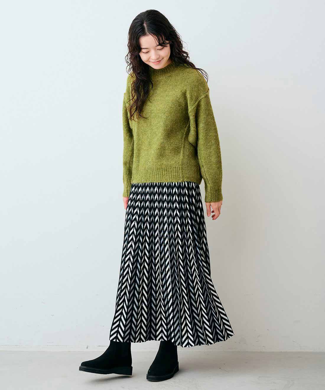 Live in  comfort|リブ イン コンフォート 気分華やぐ へリンボーン柄プリーツニットスカート〈ブラック〉