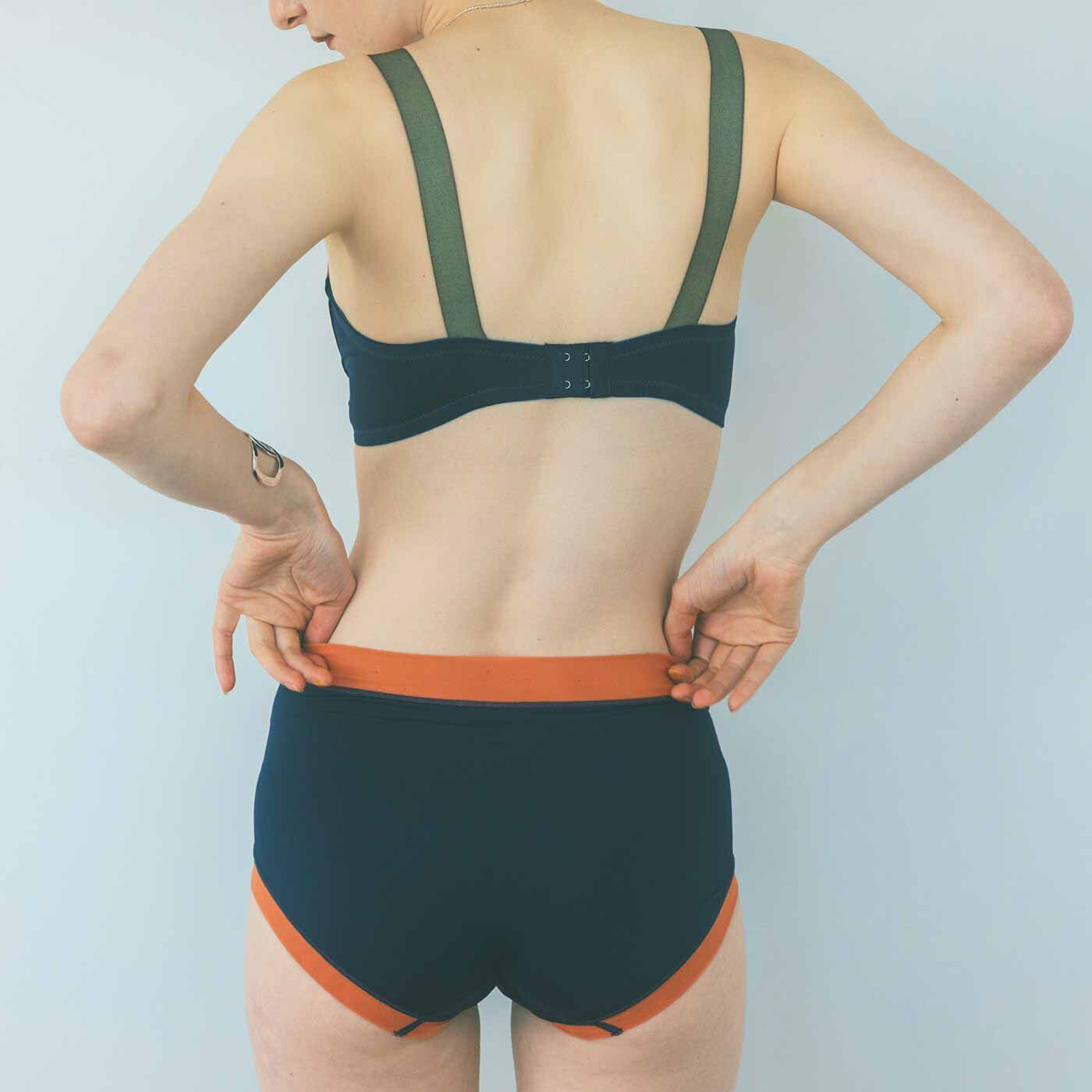 flufeel［フラフィール］|エッジの効いた大人配色 幅広ストラップで軽やかに安定 盛らずに整うブラ＆ショーツの会|Back