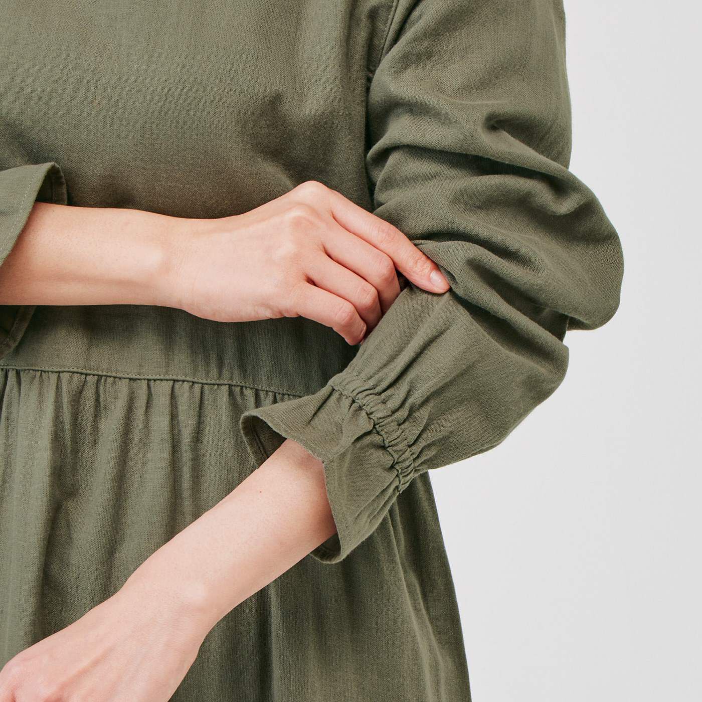 flufeel|ユルセルフ　何もしたくない日の味方 綿１００％のダブルガーゼワンピースの会|袖口はゴム入りで、プッシュアップできて家事にも便利。